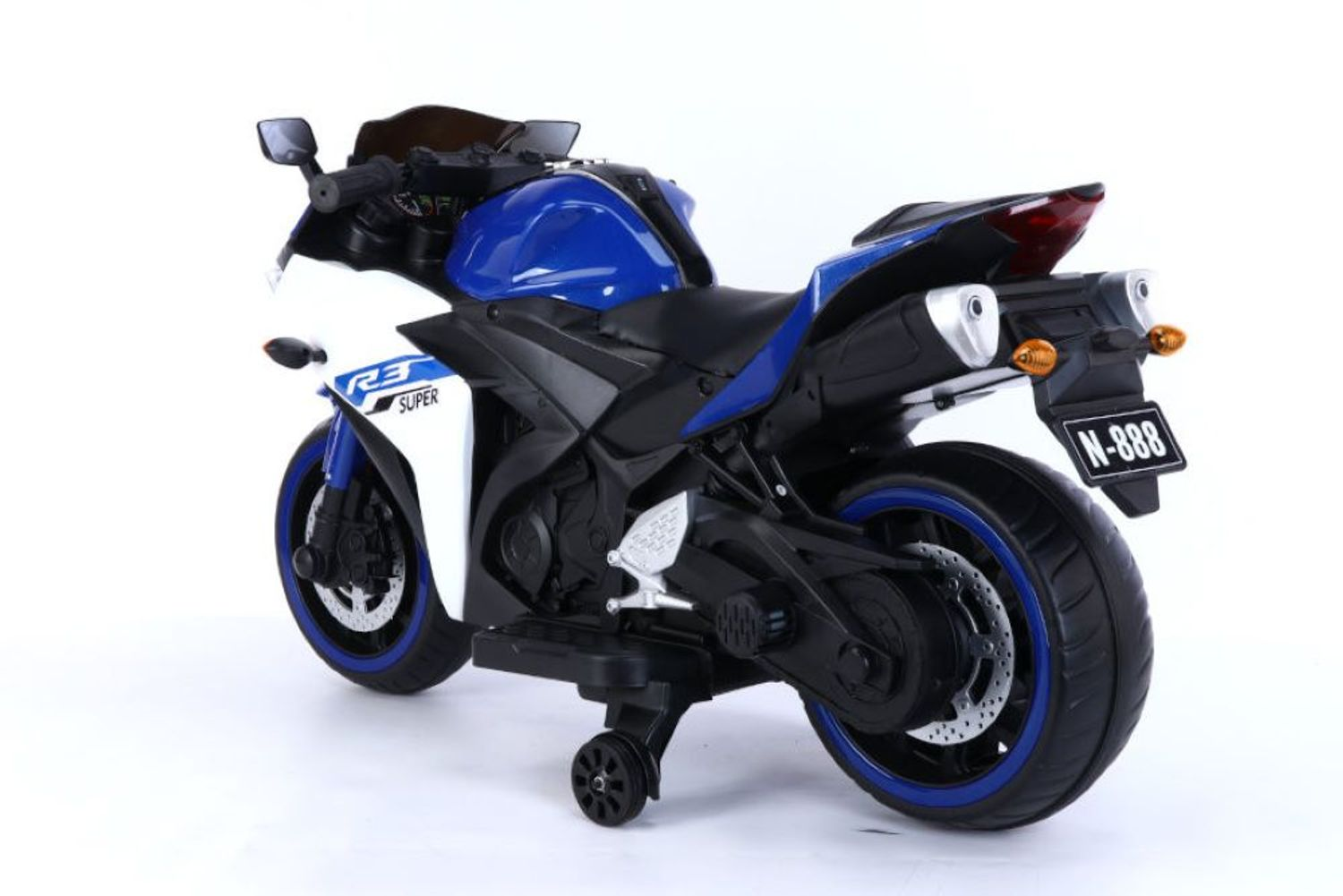 Ein blau-weißes Kinder-Elektromotorrad mit Stützrädern und Kennzeichen N-888 vor weißem Hintergrund.