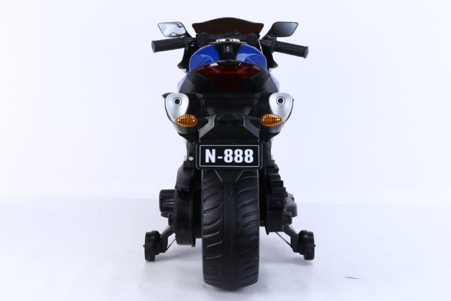 Rückansicht eines blauen Kindermotorrads mit Stützrädern und einem Kennzeichen mit der Aufschrift N-888 vor weißem Hintergrund.