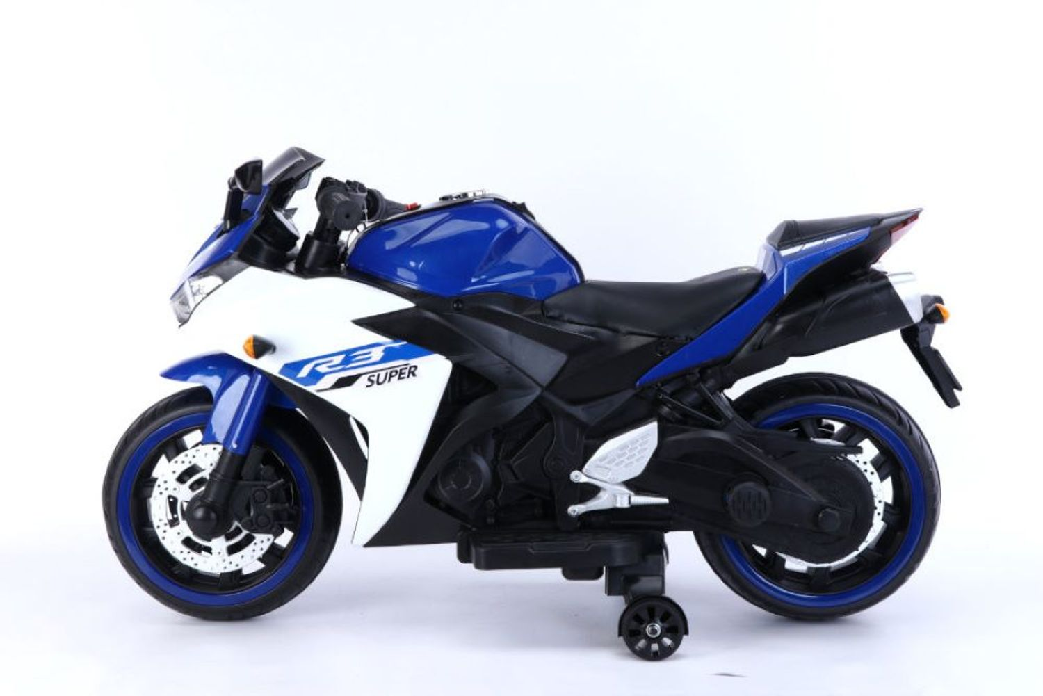 Ein blaues und weißes Kinder-Elektromotorrad mit Stützrädern vor einem weißen Hintergrund.