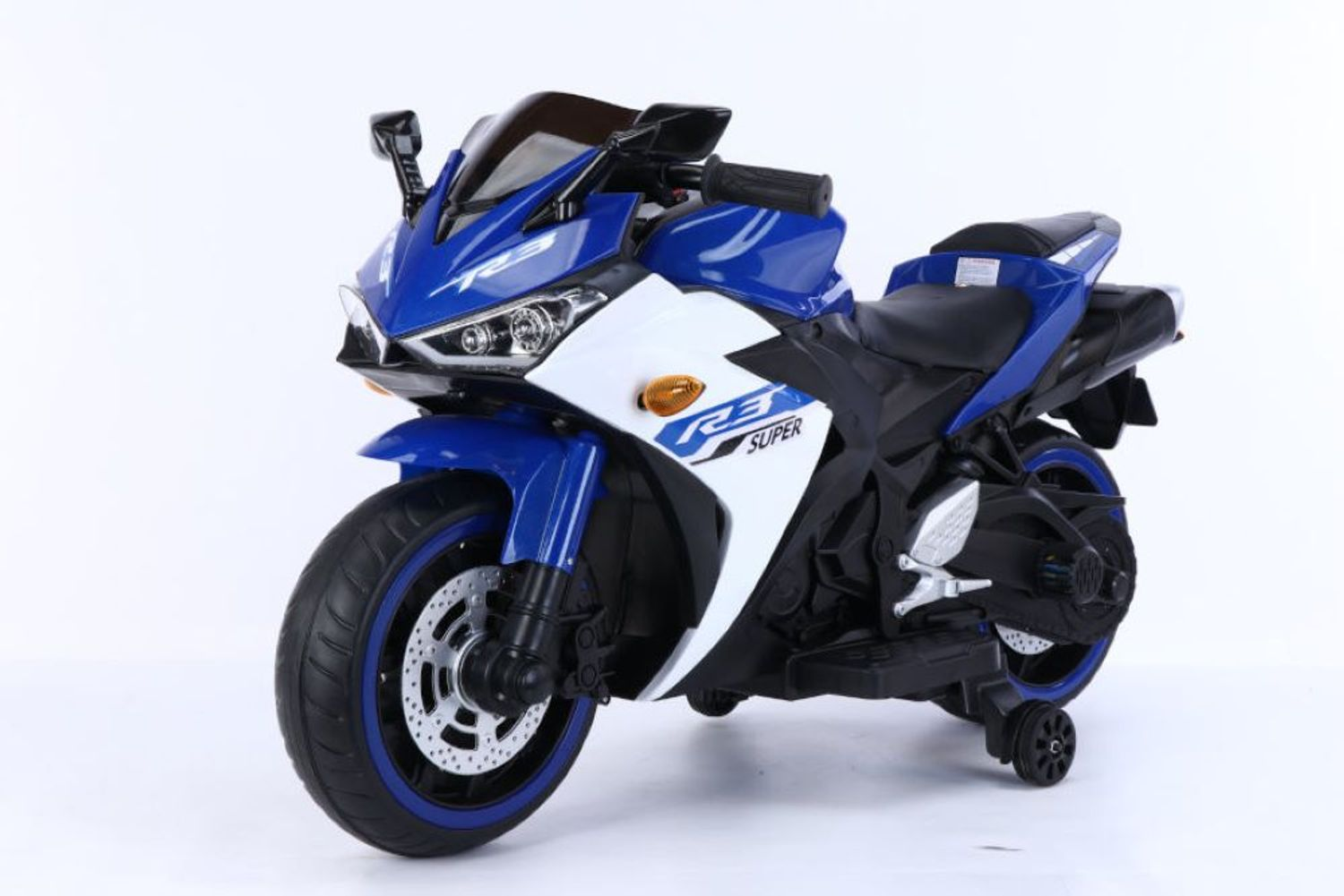 Ein blau-weißes Kinder-Elektromotorrad mit Stützrädern vor weißem Hintergrund.