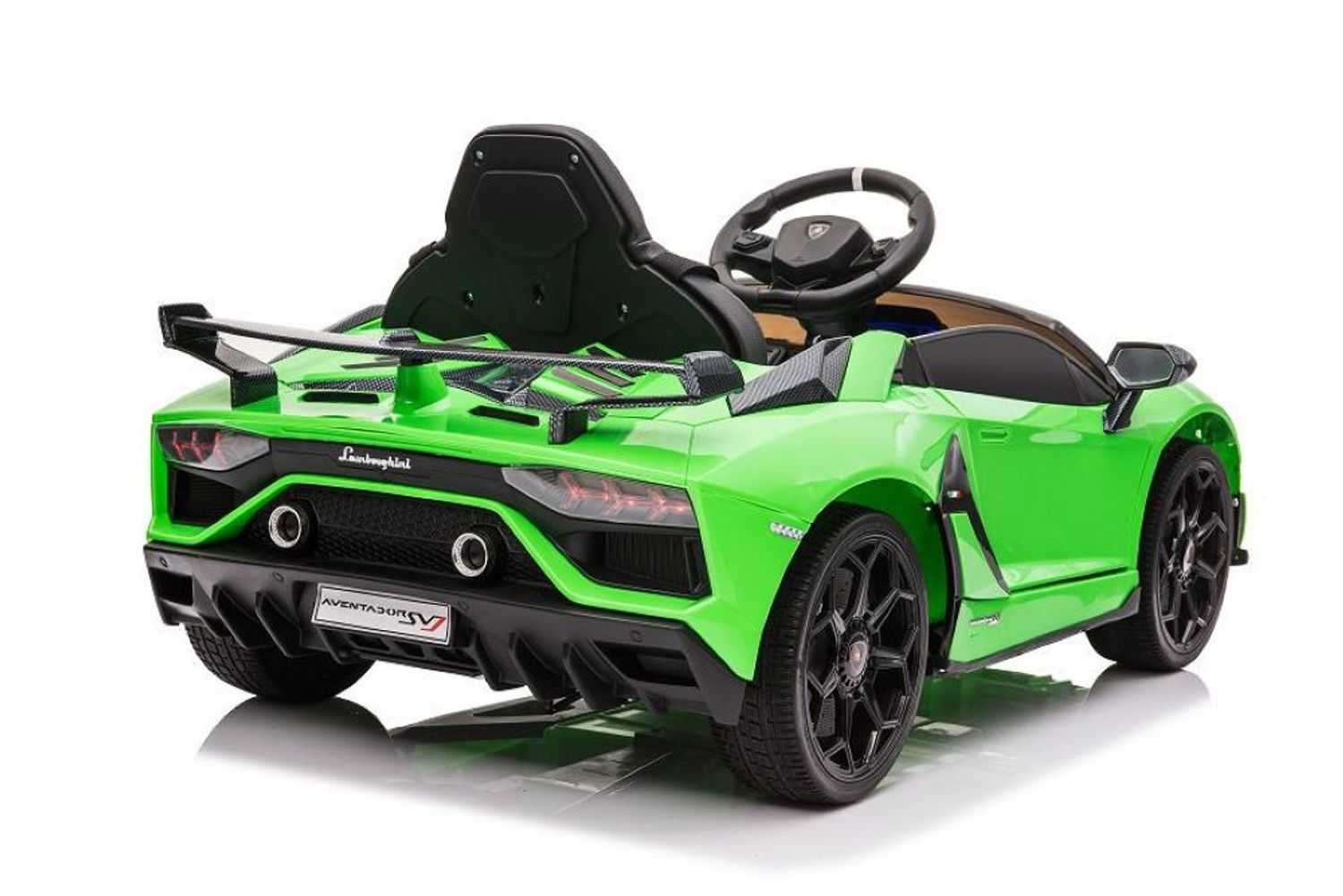 Ein grünes Lamborghini Kinder-Elektroauto von hinten auf weißem Hintergrund.