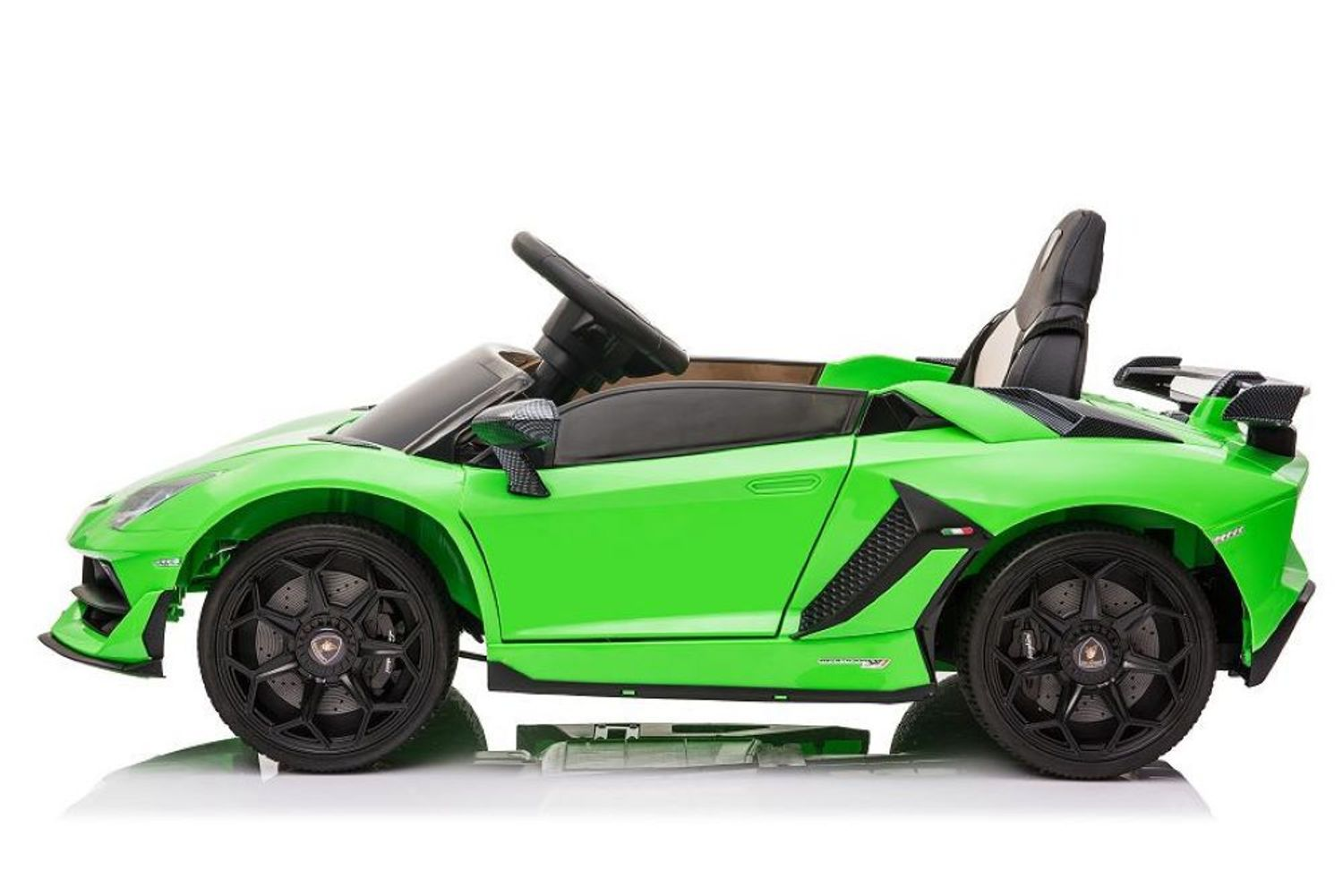 Ein grünes Lamborghini-Kinderauto auf weißem Hintergrund mit schwarzen Felgen und offenem Verdeck.