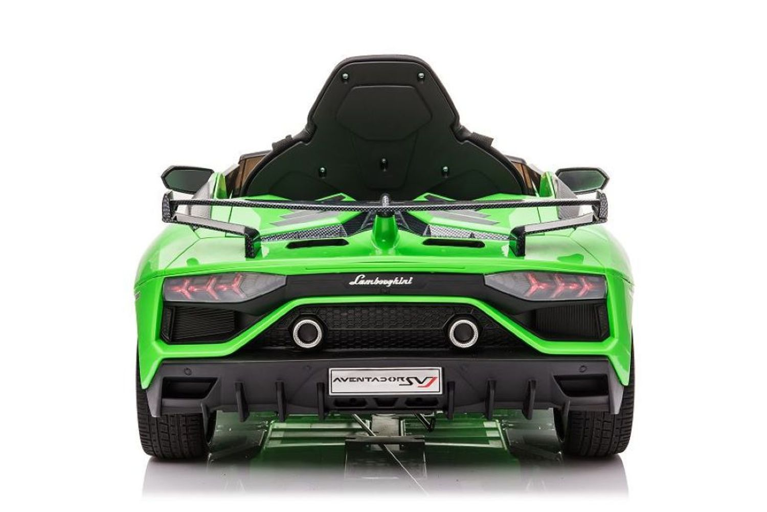 Rückansicht eines grünen Lamborghini Kinderautos mit schwarzem Heckspoiler, Lichtern und Auspuffrohren auf weißem Grund.
