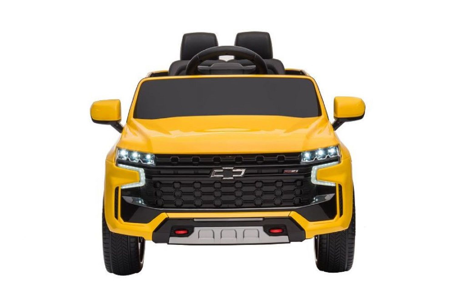 Ein gelbes elektrisches Kinderauto mit schwarzen Sitzen, Scheinwerfern und einem Chevrolet-Logo vorne.