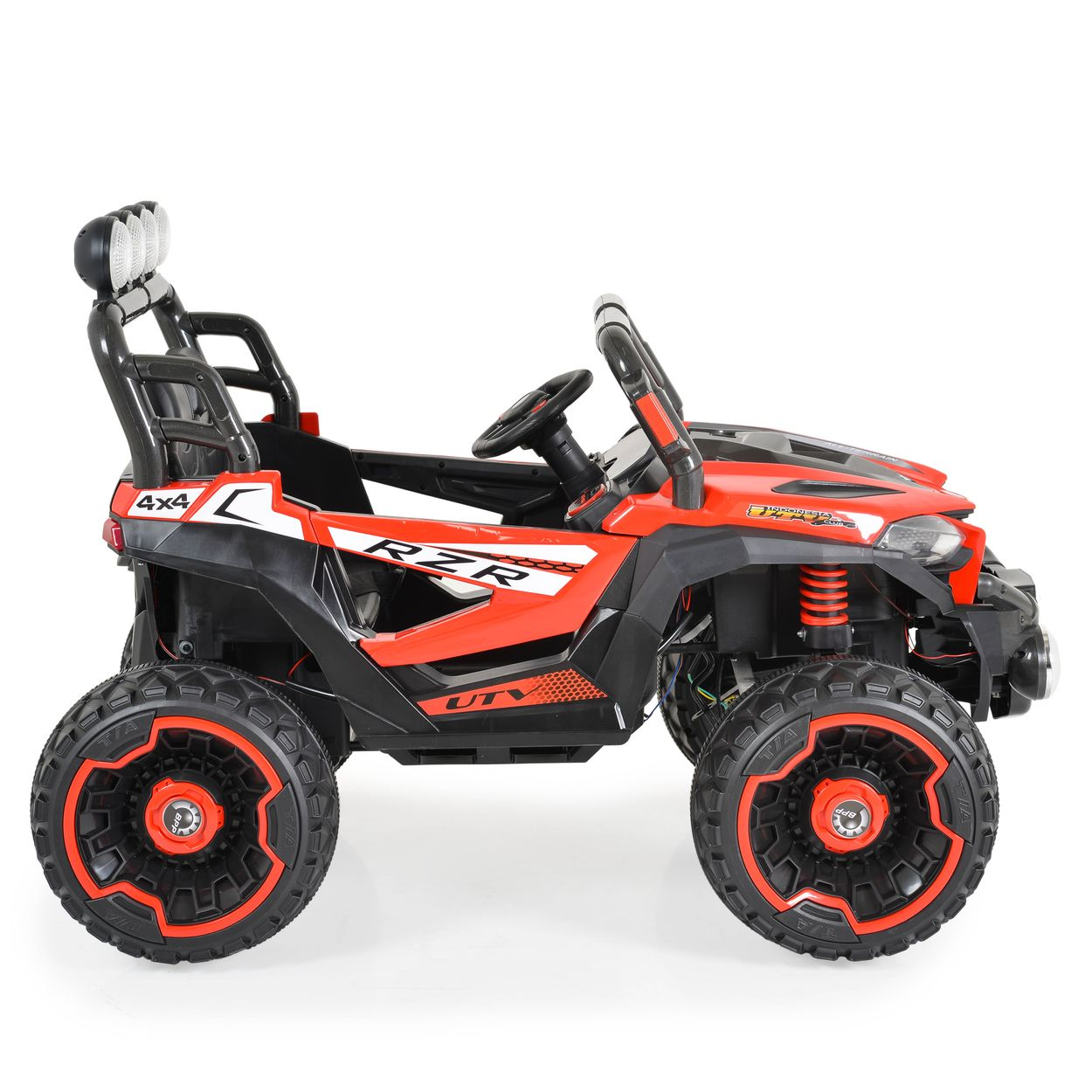 Ein rotes und schwarzes Kinder-Elektroauto mit großen Geländereifen und Überrollbügel.