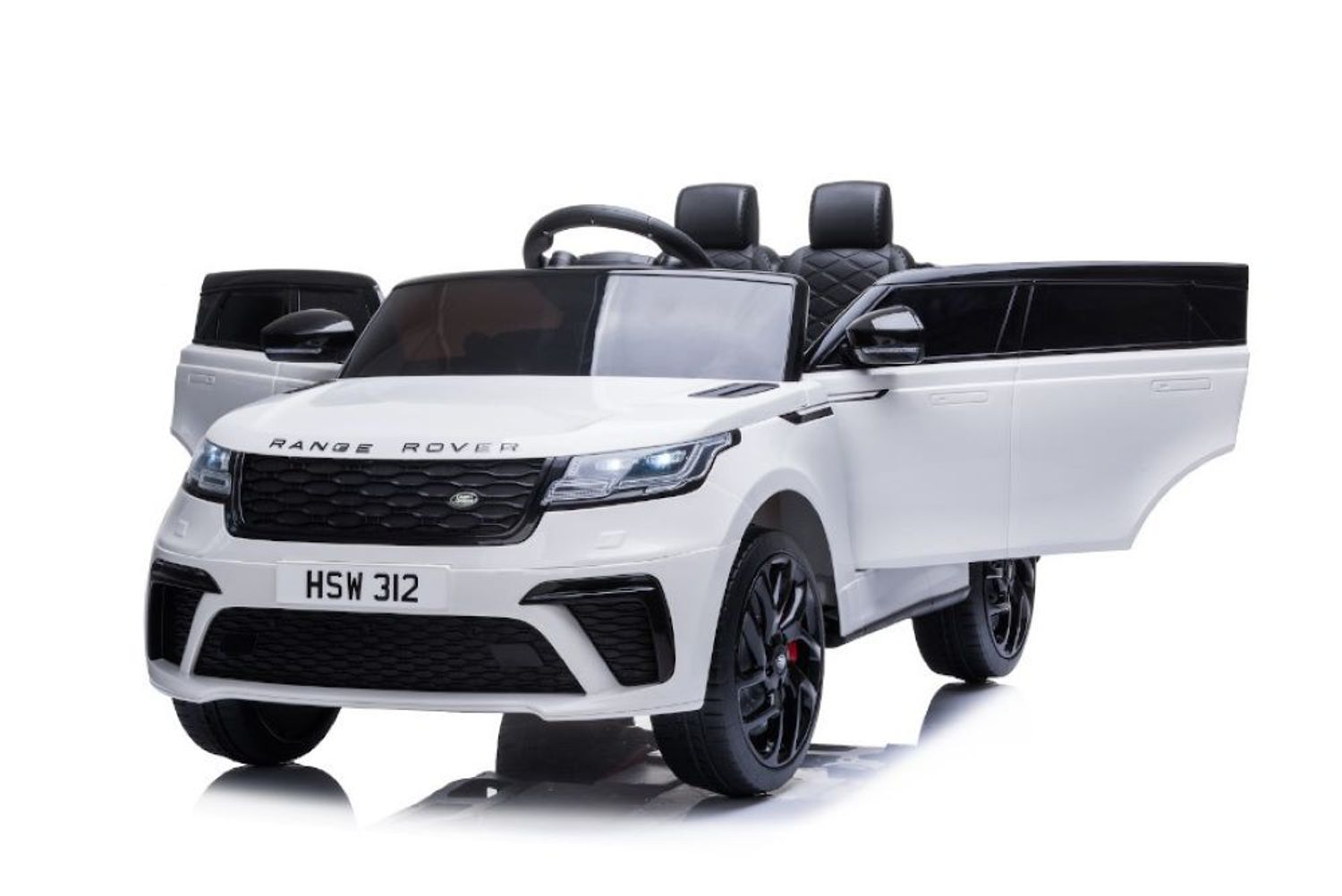 Ein weißes Range Rover Kinderauto mit offenen Türen vor weißem Hintergrund.