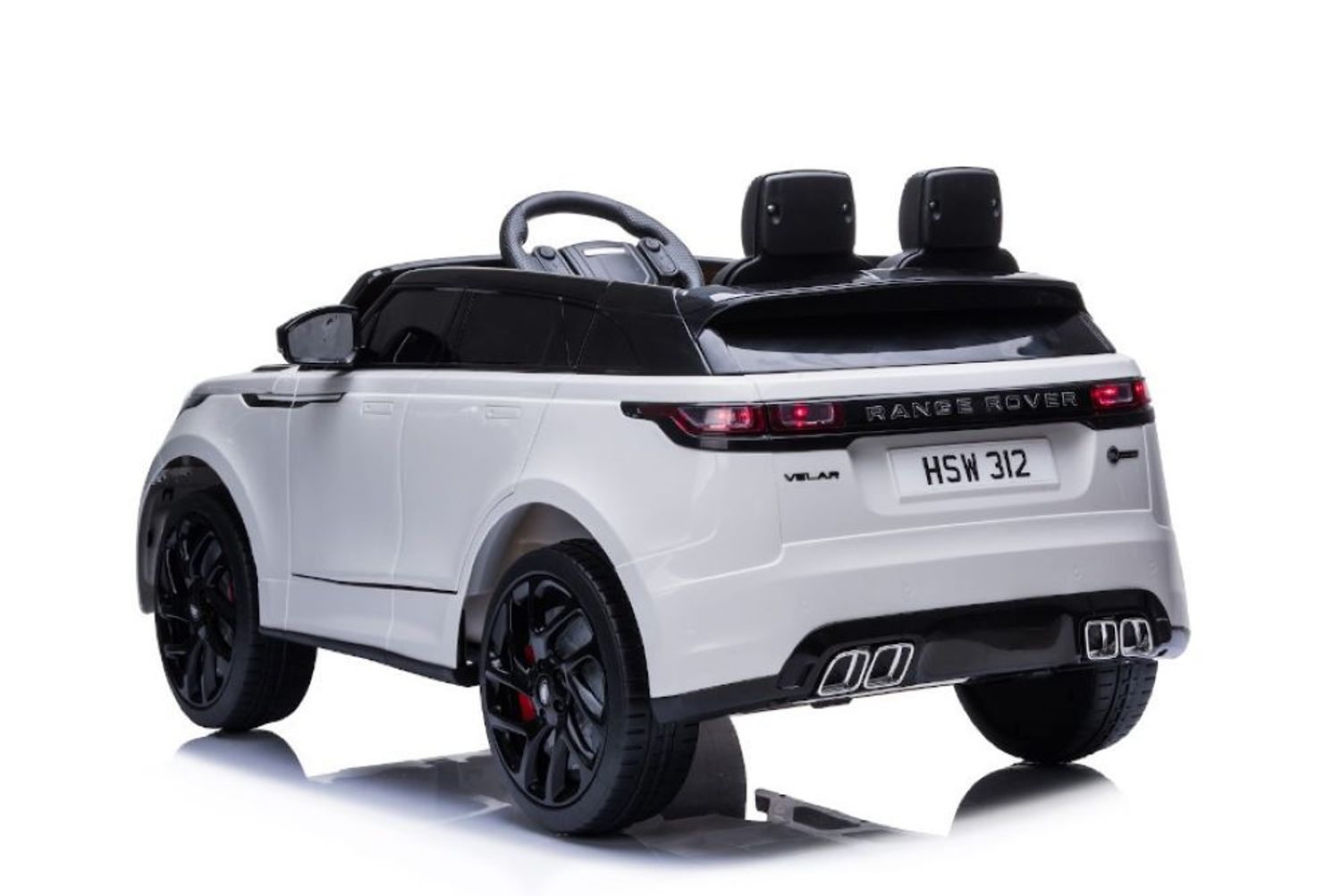 Weißes Kinder-Elektroauto, einem Range Rover Velar nachempfunden, mit schwarzen Details und Felgen auf weißem Grund.