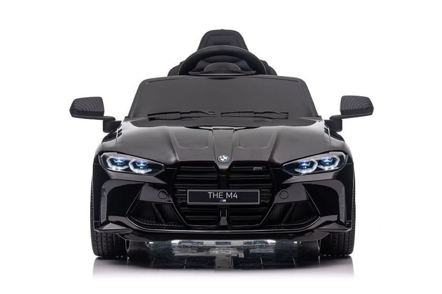 Vorderansicht eines glänzenden schwarzen Spielzeug-BMW M4 mit beleuchteten Scheinwerfern auf weißem Hintergrund.