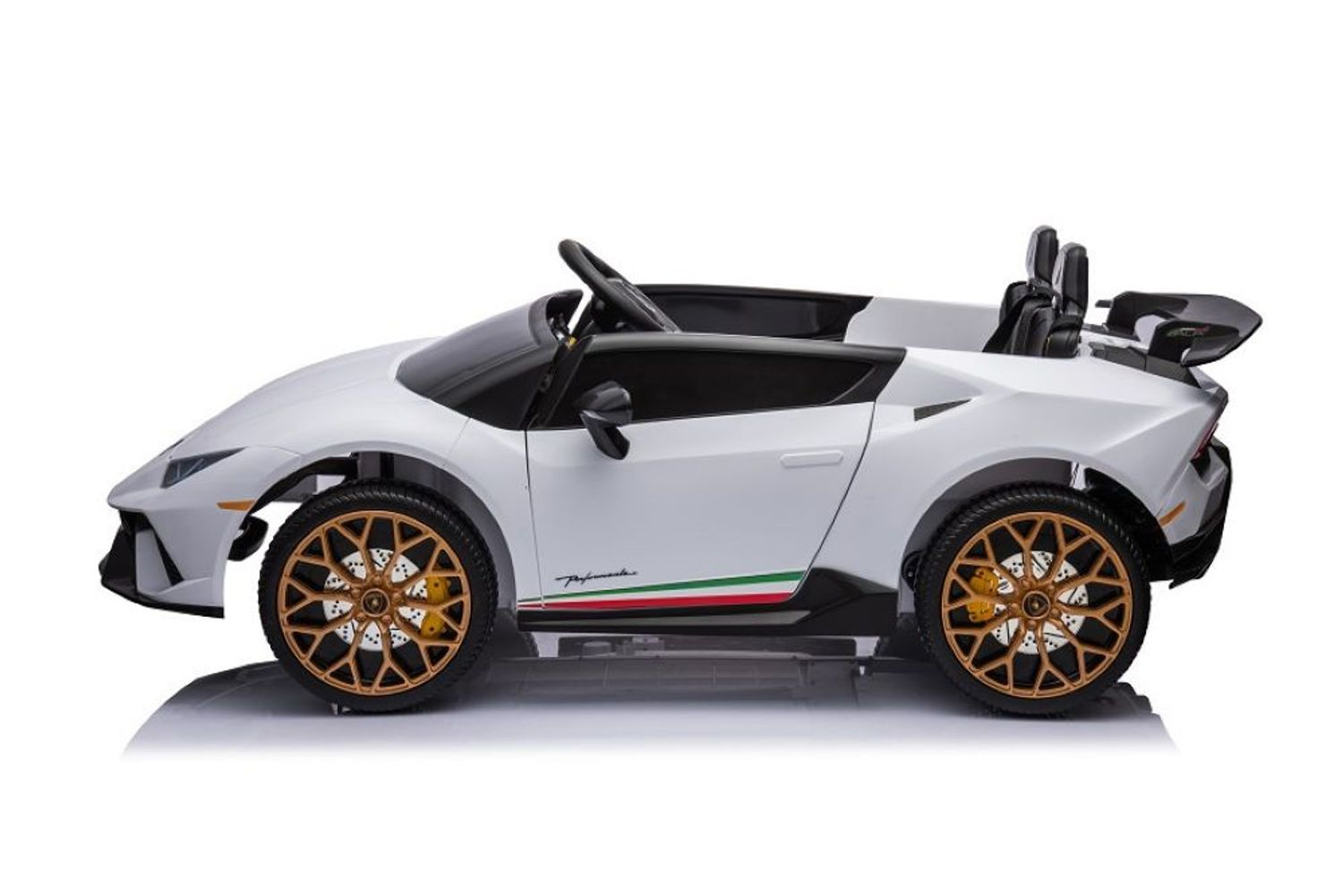 Ein weißes Kinder-Elektroauto im Sportwagen-Design mit goldenen Felgen steht auf weißem Grund.