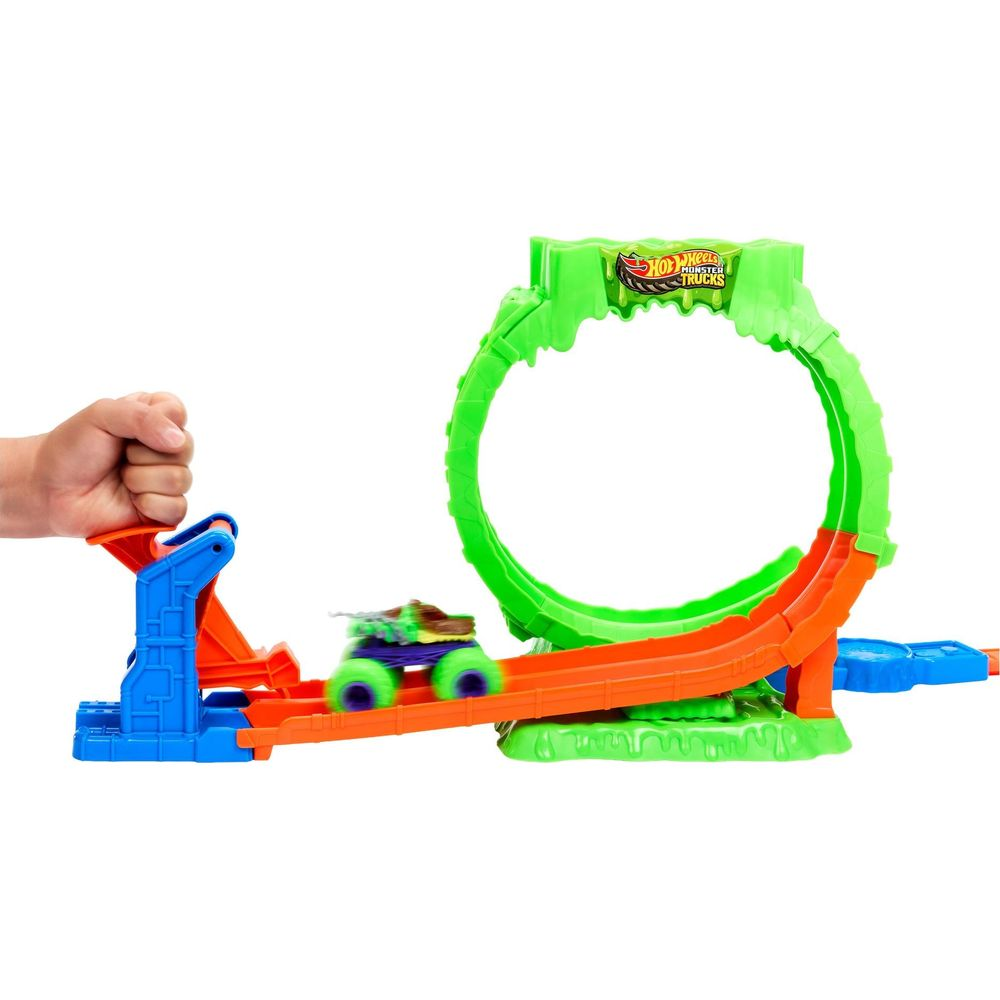 Ein Kinderspielzeug mit einem Monster-Truck, der auf einer bunten Rennbahn in Schleifen fährt.