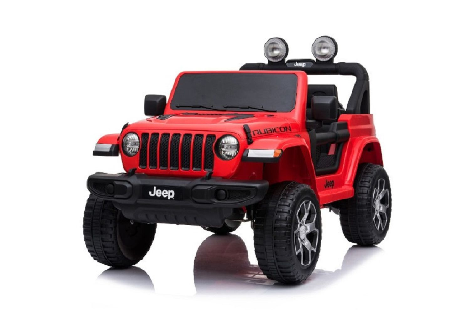 Ein rotes elektrisches Kinder-Jeep-Spielzeugauto mit Scheinwerfern, schwarzem Kühlergrill und Rädern auf weißem Hintergrund.