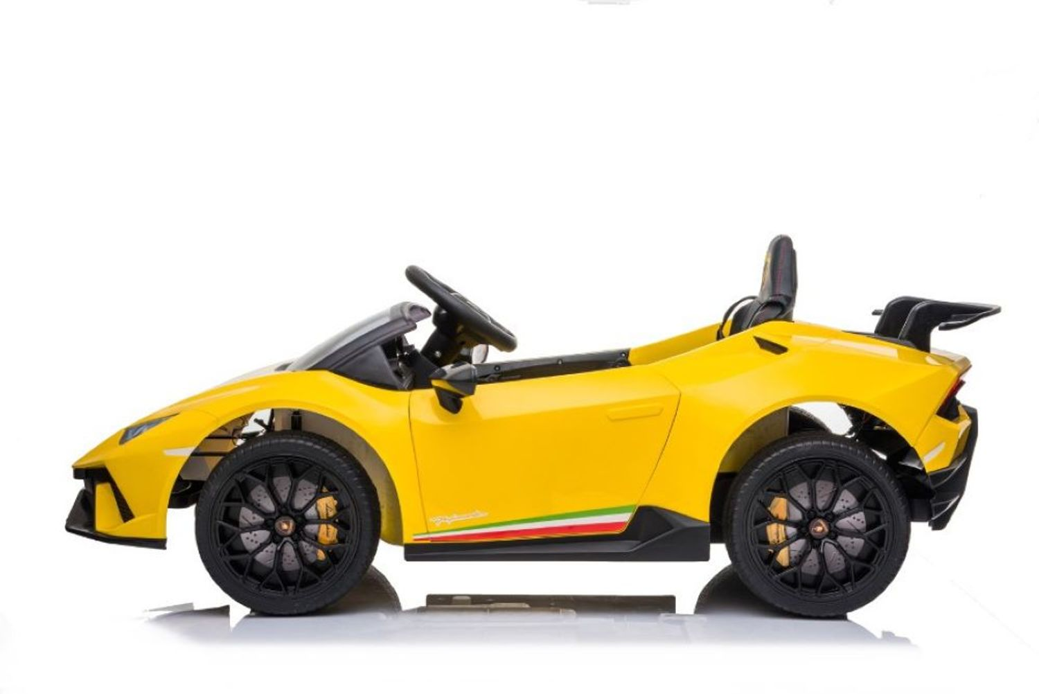 Ein gelbes Spielzeug-Sportauto in Seitenansicht auf weißem Hintergrund mit schwarzen Felgen und Heckspoiler.