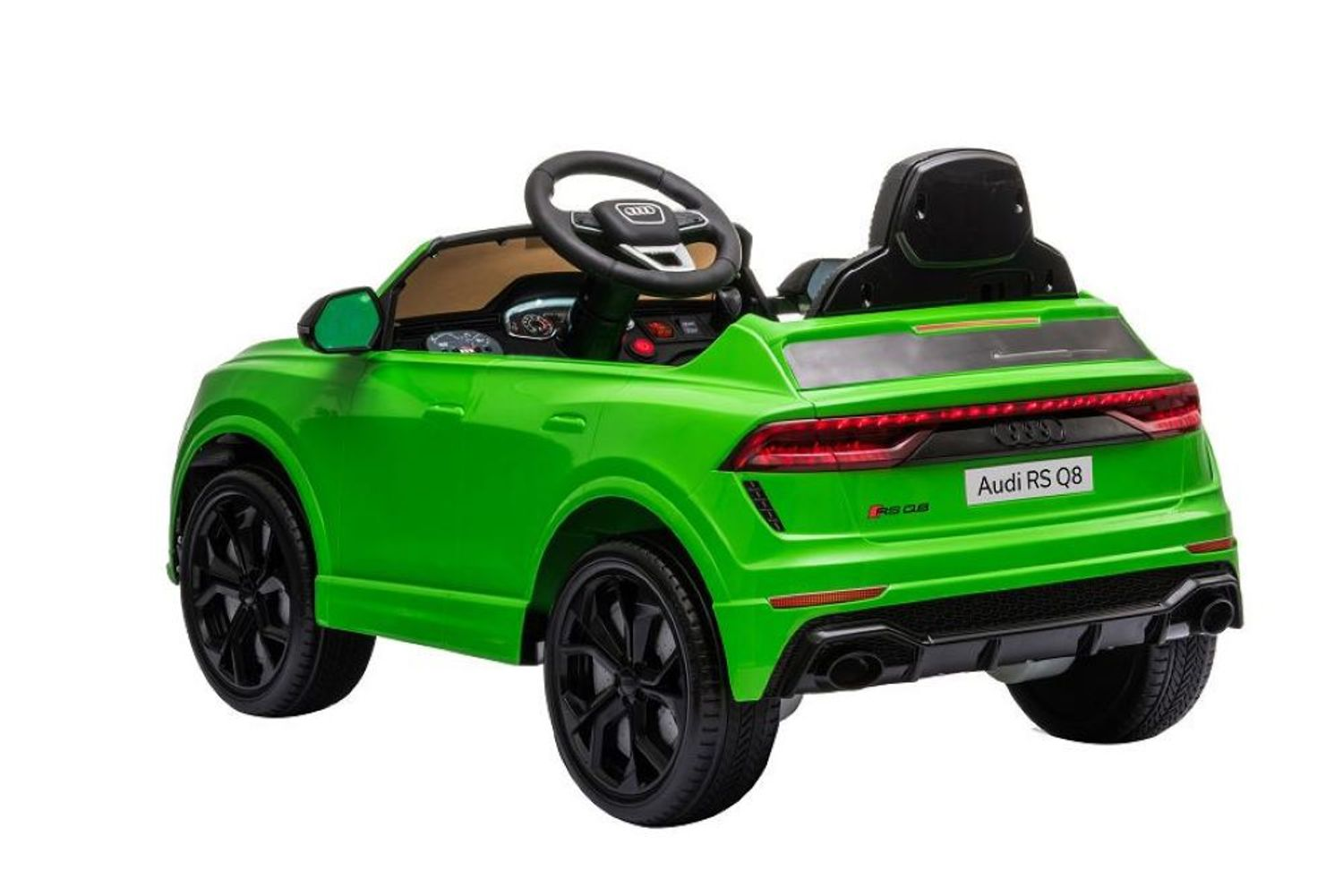 Ein hellgrünes Elektro-Spielauto, Audi RS Q8, mit schwarzen Rädern, Lenkrad und Sitz, isoliert auf weiß.