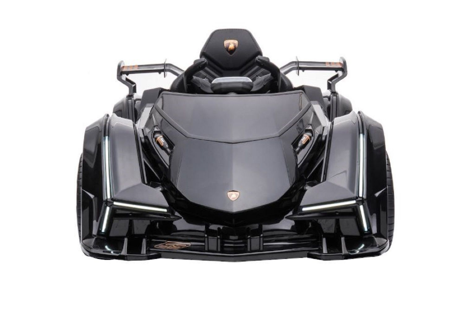 Ein schwarzes Lamborghini-Kinderauto von vorne mit Scheinwerfern und Heckspoiler auf weißem Hintergrund.