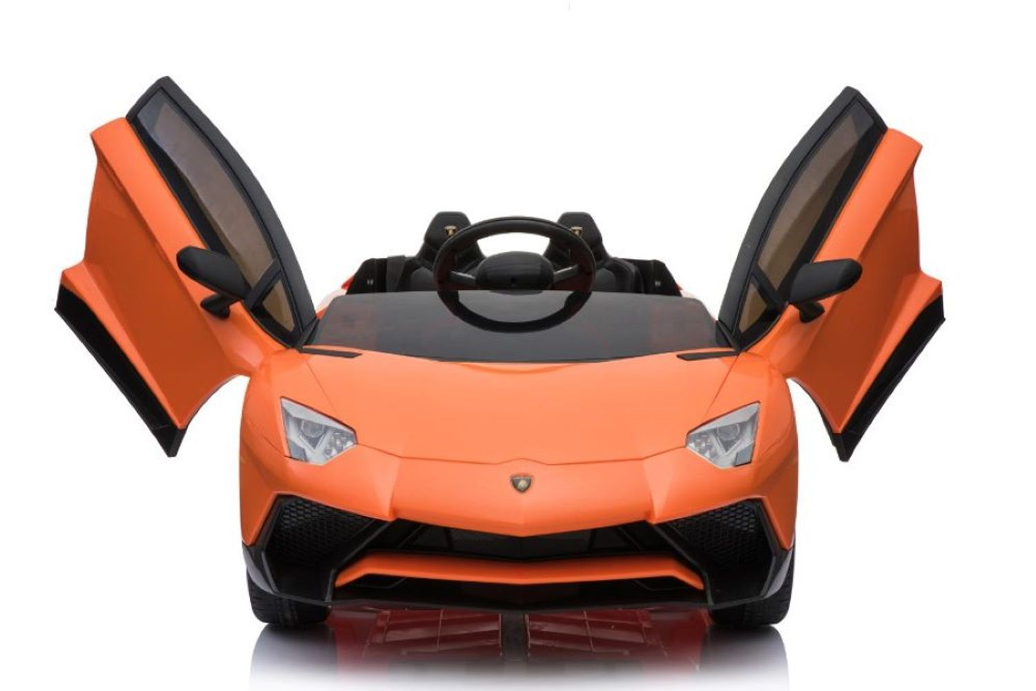 Ein orangefarbenes Spielzeug-Sportauto mit offenen Flügeltüren, von vorne vor weißem Hintergrund.
