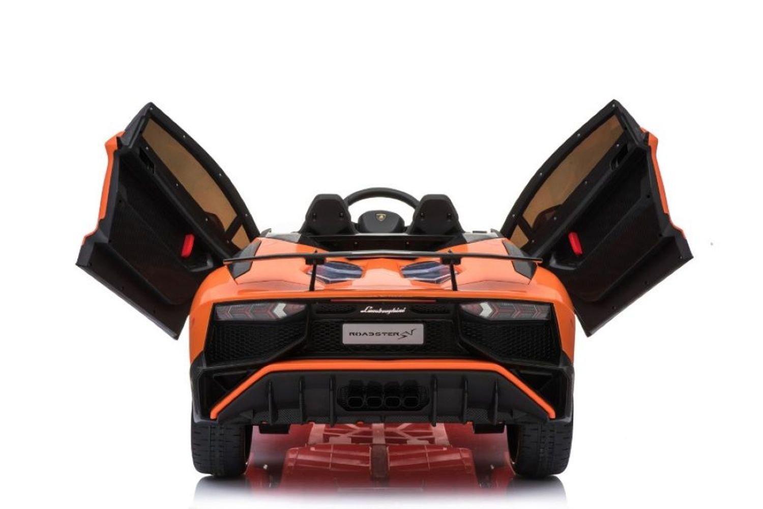 Heckansicht eines orangefarbenen Lamborghini-Spielzeugautos mit nach oben geöffneten Scherentüren vor weißem Hintergrund.