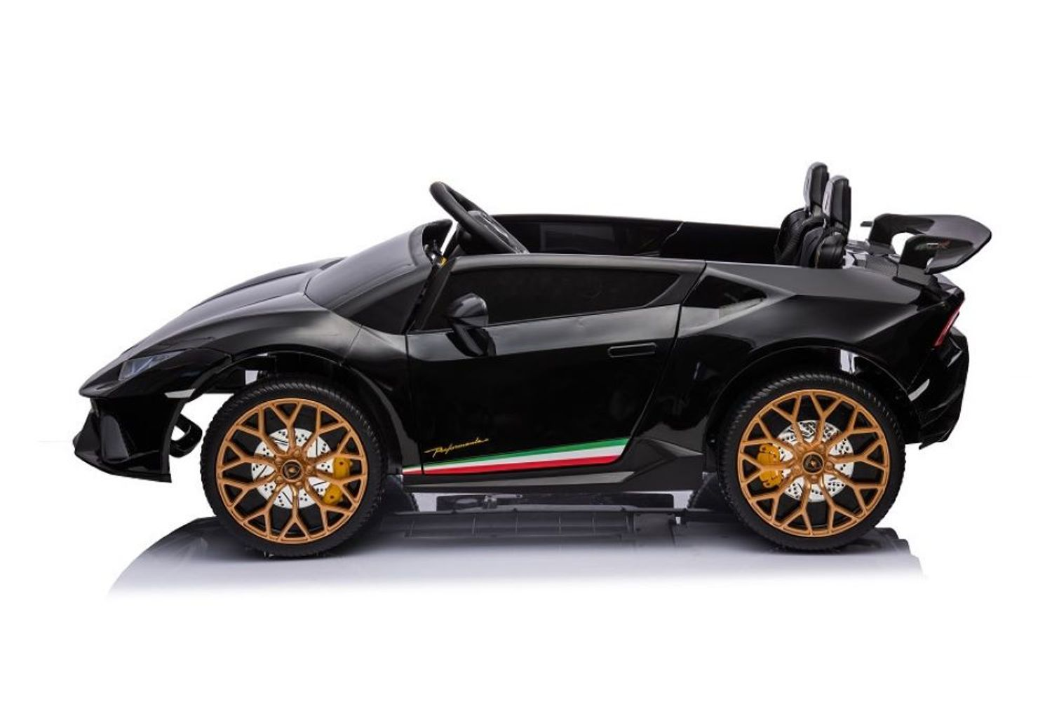 Ein schwarzes elektrisches Spielzeugauto mit goldenen Felgen und einer italienischen Flaggenlinie an der Seite.