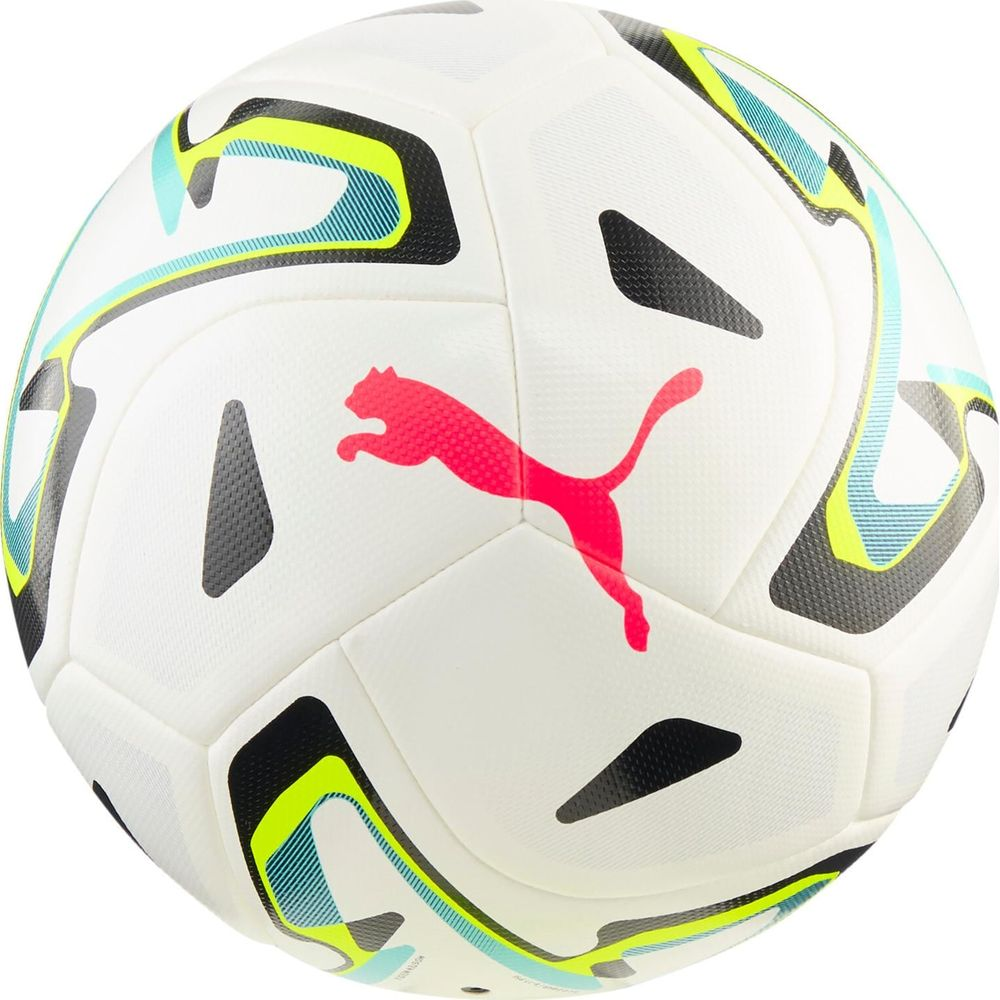 Ein weißer Fußball mit schwarzen, gelben und blauen Grafiken sowie einem roten Puma-Logo in der Mitte.