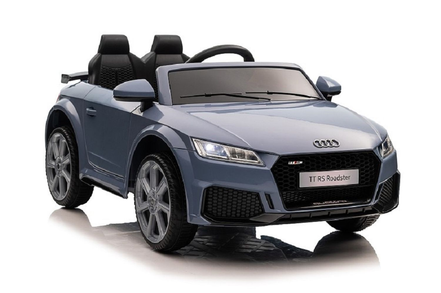 Ein graues Audi TT RS Roadster Elektro-Spielzeugauto mit schwarzen Sitzen auf weißem Hintergrund.