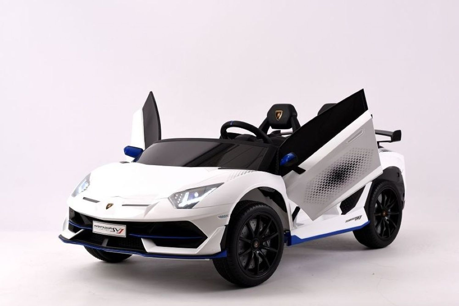 Ein weißes Elektro-Spielzeugauto mit aufgestellten Flügeltüren vor weißem Hintergrund.