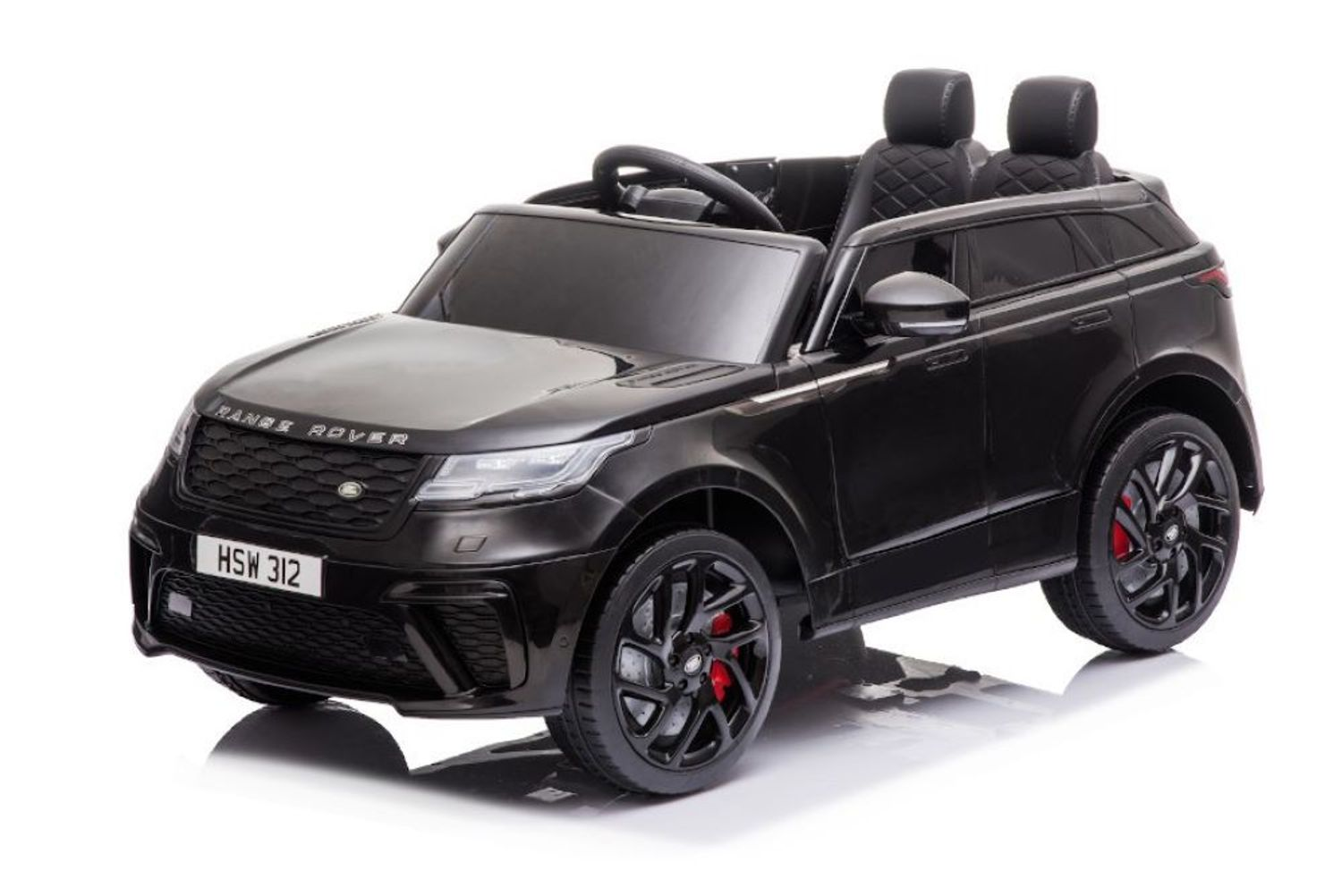 Ein schwarzes Range Rover Kinderauto mit roten Bremssätteln und zwei Sitzen auf weißem Hintergrund.