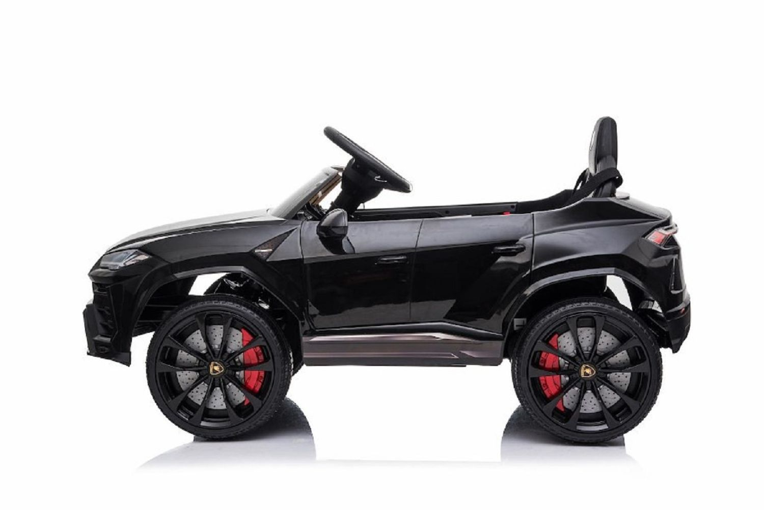 Ein glänzendes schwarzes Kinder-Elektroauto in Seitenansicht mit großen Rädern und roten Bremssätteln.