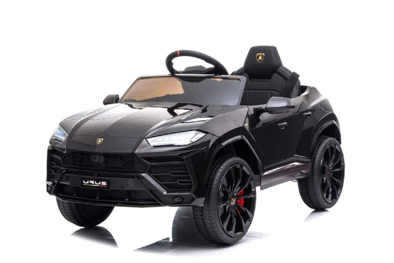 Ein schwarzes Lamborghini Urus Kinderfahrzeug mit detailreichen Rädern, Scheinwerfern und Markensitz auf weißem Grund.