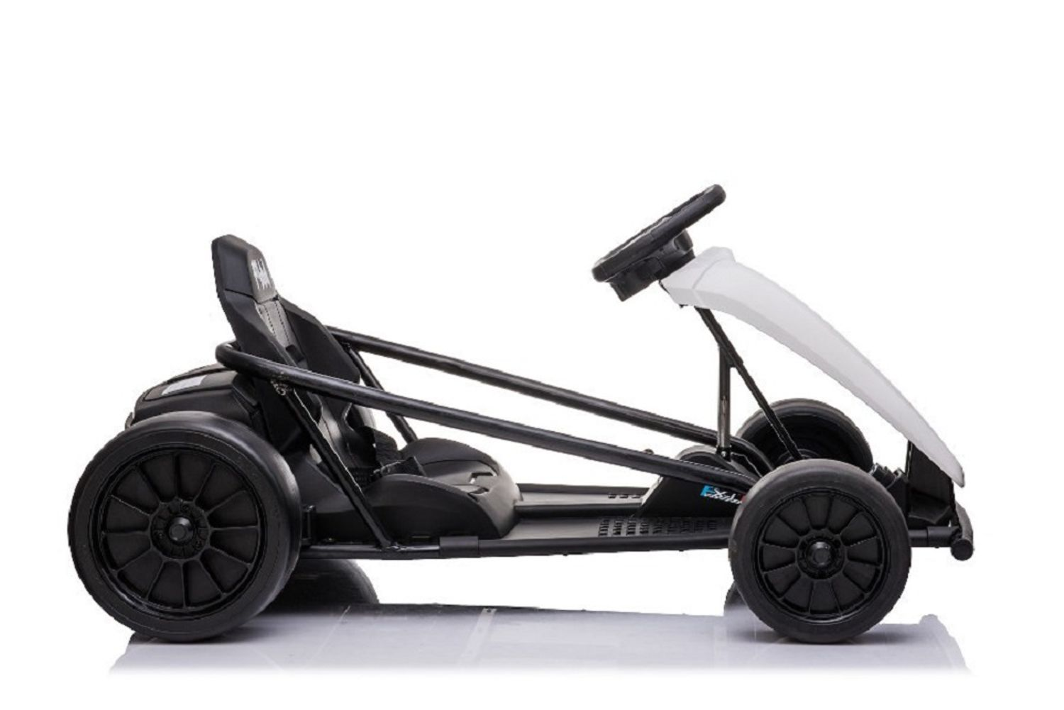 Ein schwarzes und weißes Gokart mit großen Rädern und Lenkrad auf weißem Grund.