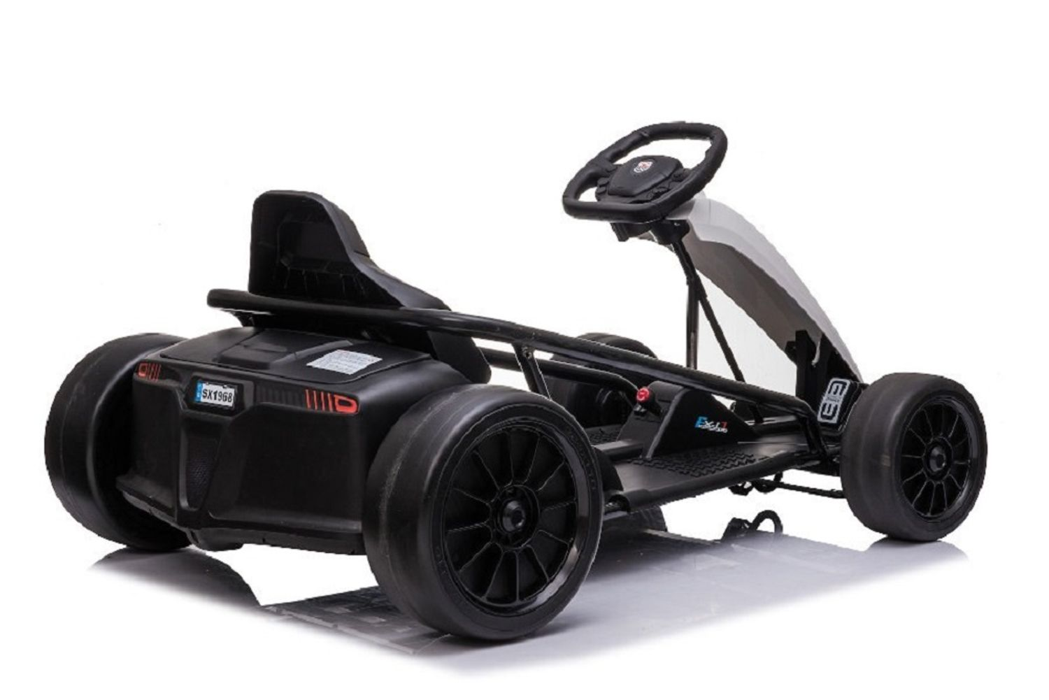 Ein schwarzes Elektro-Go-Kart mit vier großen Rädern, Lenkrad und Sitz auf weißem Hintergrund.
