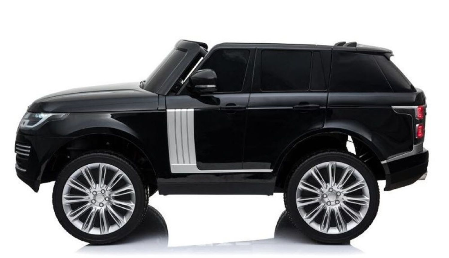Ein schwarzes Spielzeugauto im Geländewagen-Design mit großen silbernen Felgen vor weißem Hintergrund.