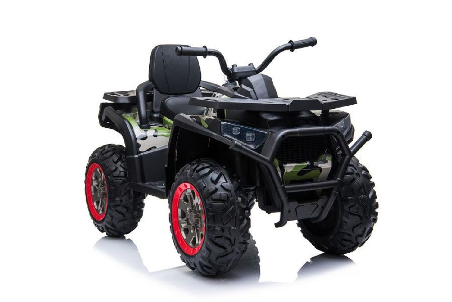 Ein schwarz-grünes Kinder-Quad in Tarnfarben mit roten Felgen und Lenker, isoliert auf weiß.