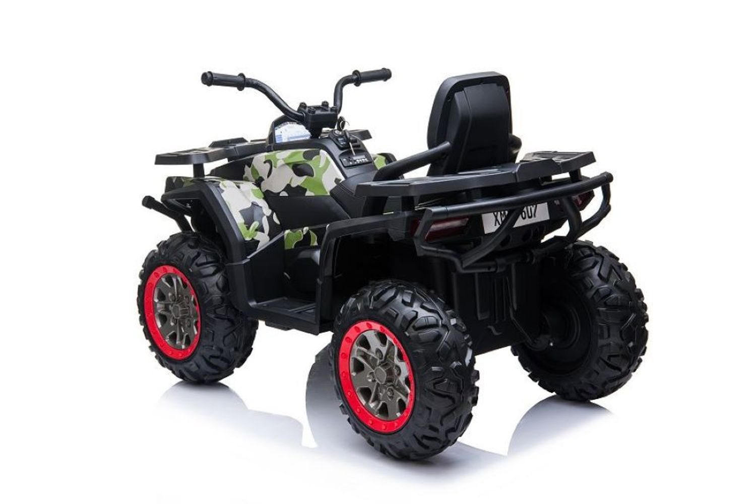 Ein grünes Tarn-Spielzeug-ATV mit schwarzem Lenker, hohem Sitz und Stollenreifen mit roten Felgen auf weißem Grund.