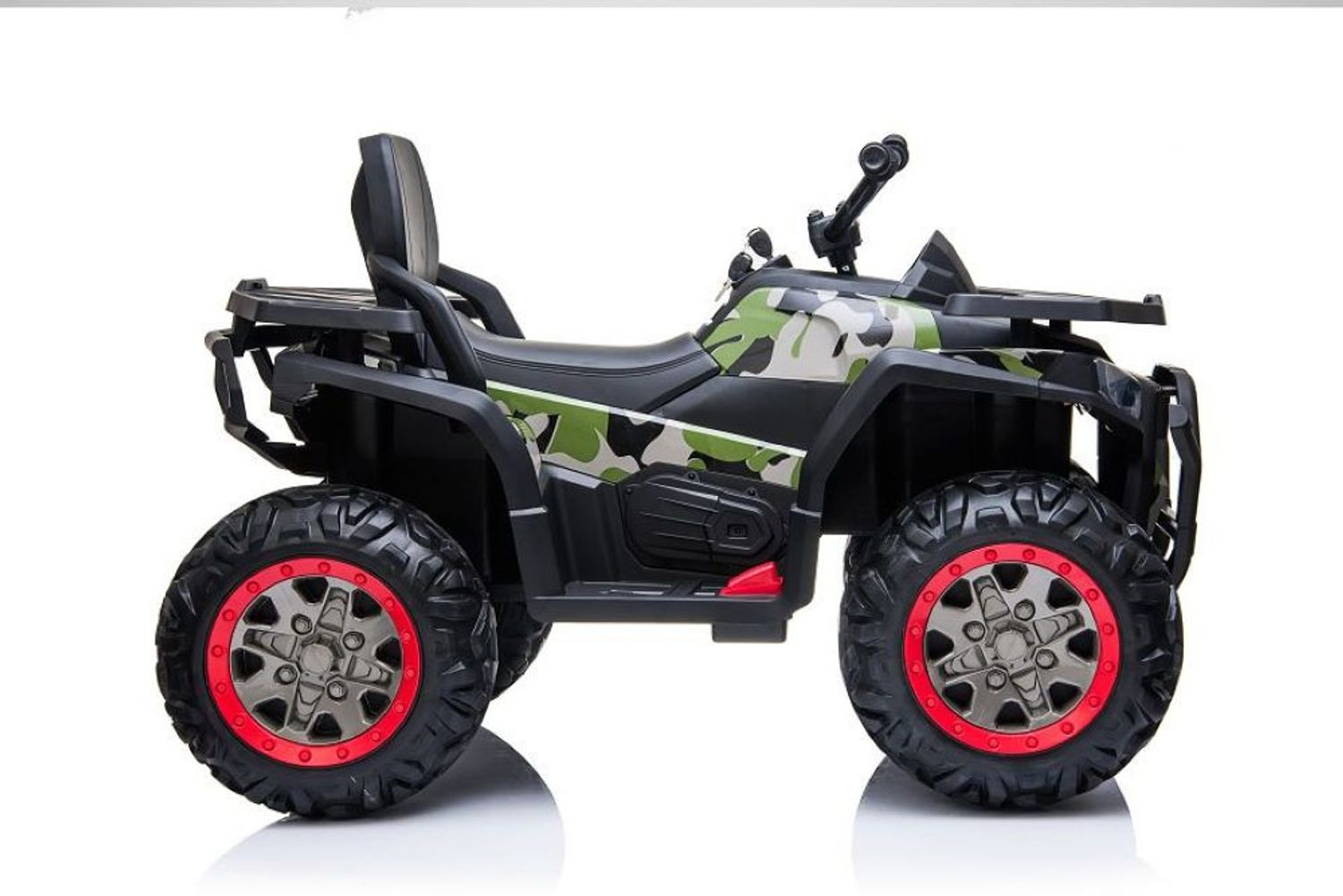 Ein Kinder-ATV in Tarnfarben mit großen Reifen und roten Felgen.