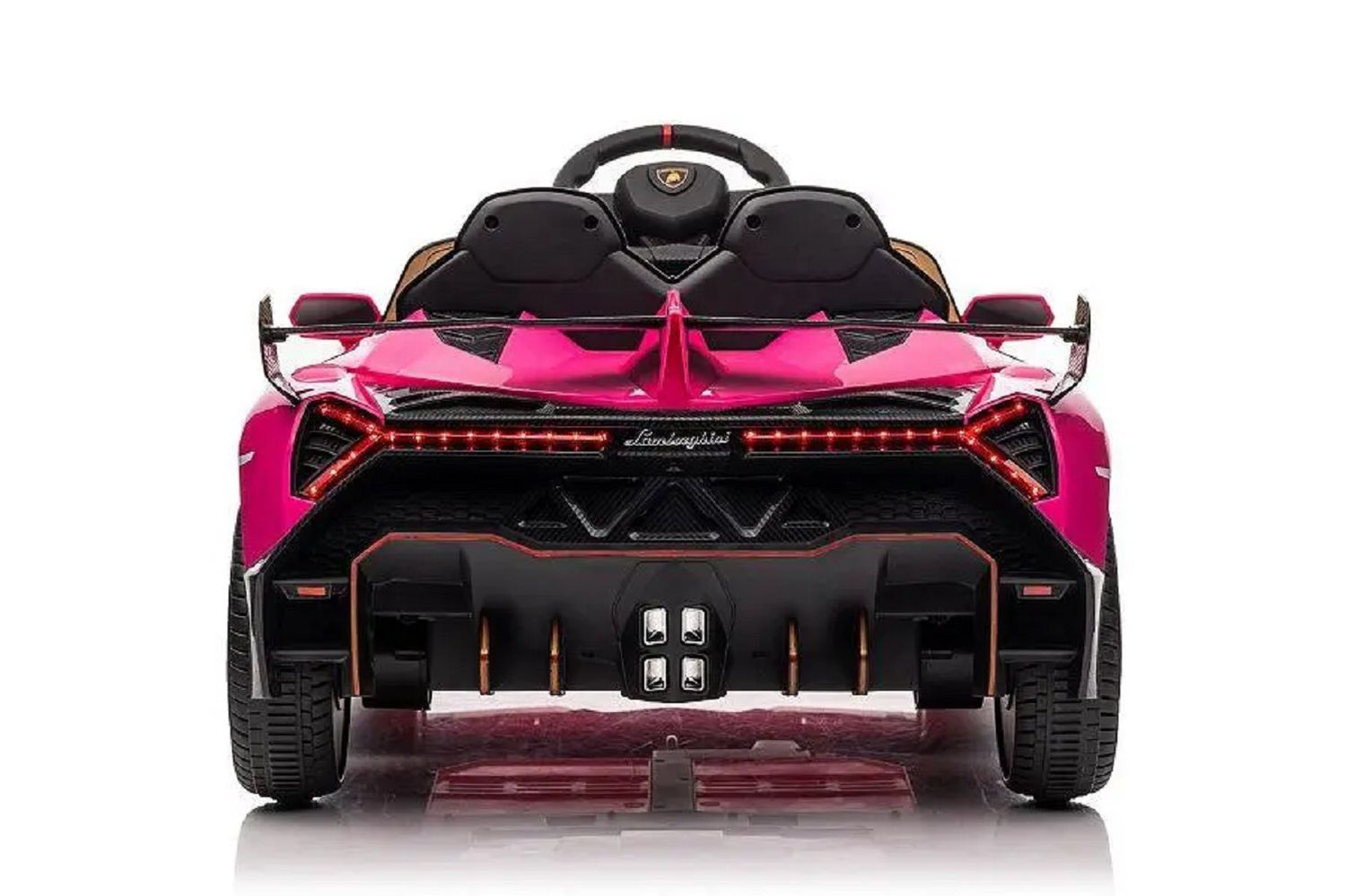 Rückansicht eines hellrosa Lamborghini-Spielzeugautos mit schwarzen Sitzen, leuchtenden Rücklichtern und weißem Hintergrund.