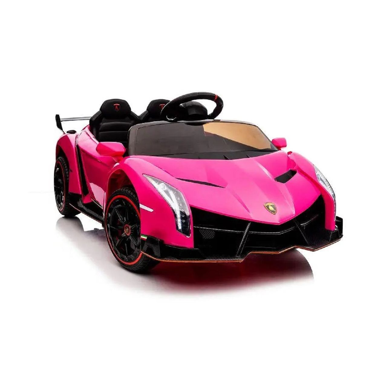 Ein glänzendes pinkes Kinder-Elektroauto im Sportwagen-Design mit schwarzen Sitzen steht auf weißem Grund.