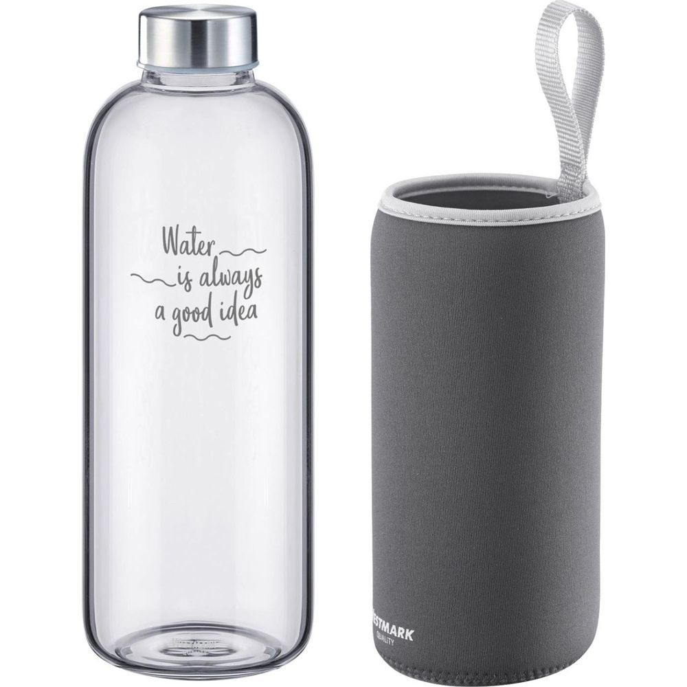Transparente Wasserflasche mit Text und graue Neoprenhülle.