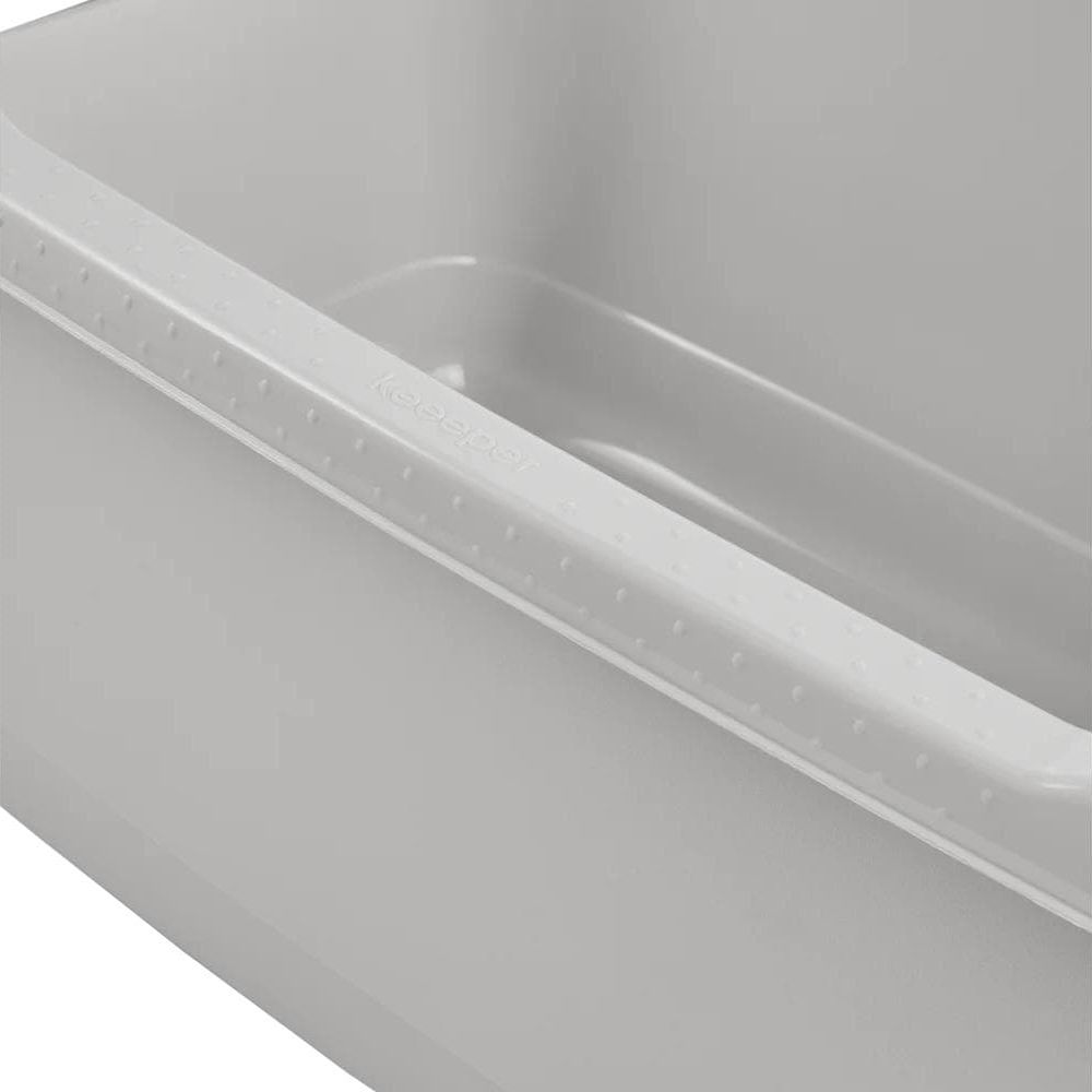Nahaufnahme einer grauen Plastikwanne mit strukturiertem Griff und geprägtem Logo.