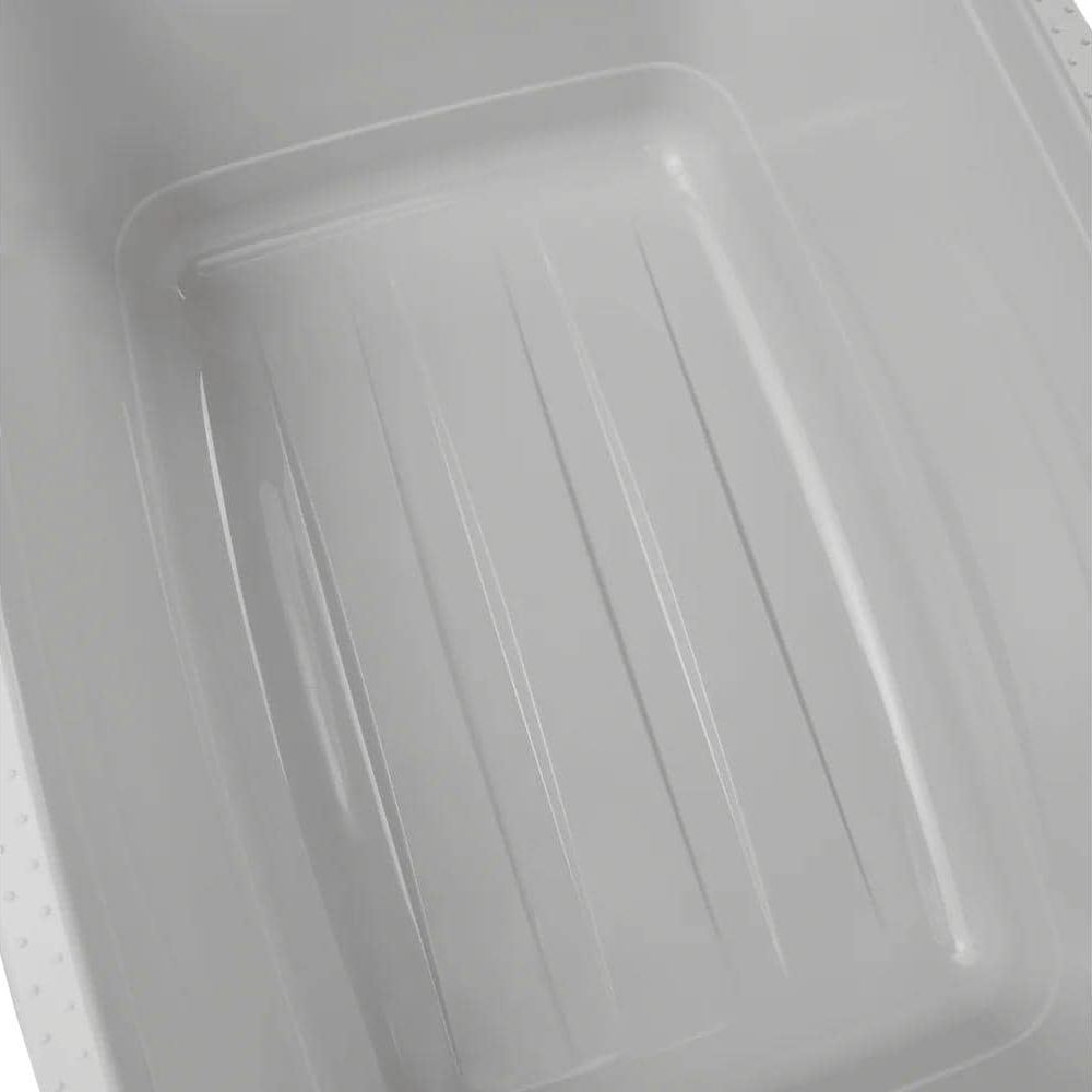 Ein weißer, leerer Plastikbehälter mit vertikalen Rillen am Boden.