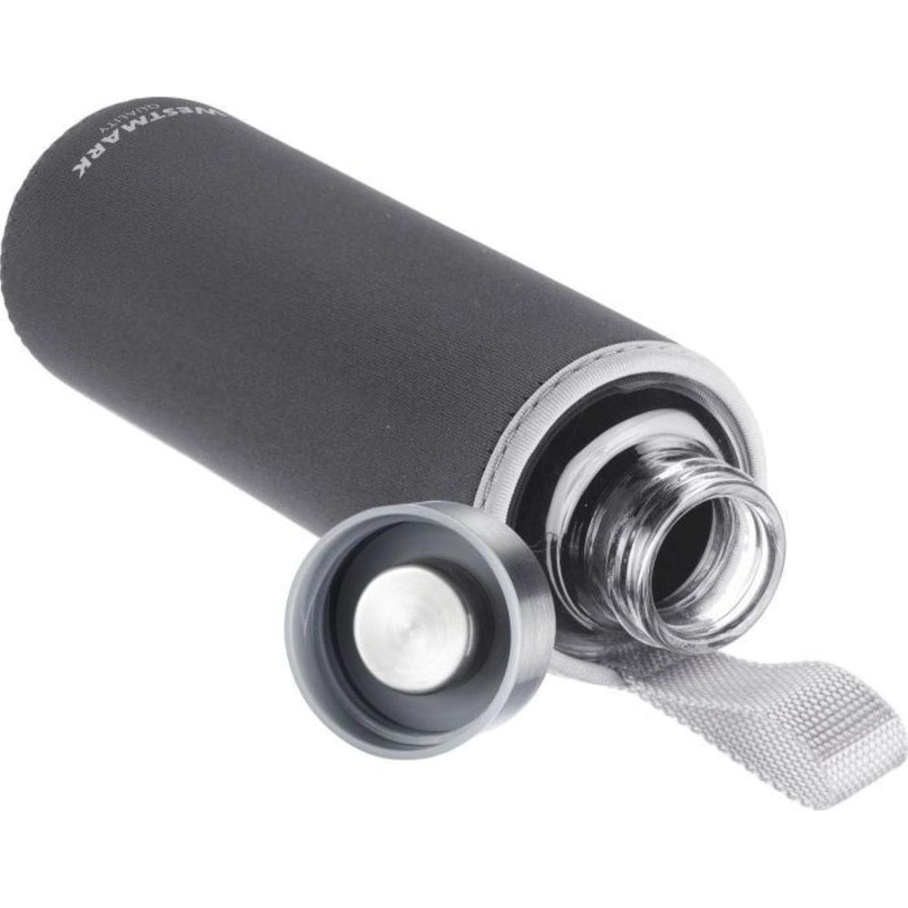 Eine offene graue Glas-Trinkflasche mit schwarzer Schutzhülle und silbernem Deckel vor weißem Hintergrund.
