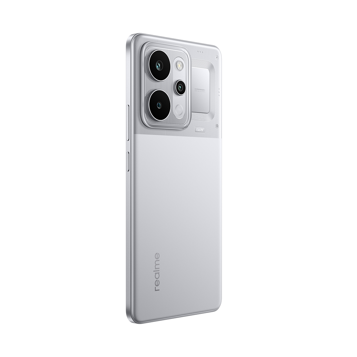 Retro di uno smartphone Realme argento con un modulo fotocamera distintivo su sfondo bianco.