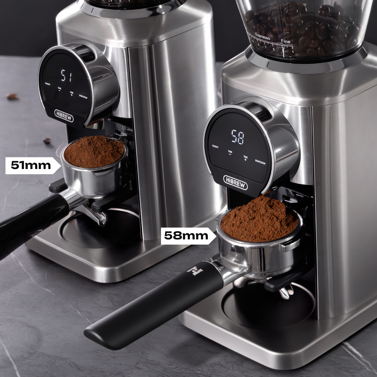 Due macinacaffè in acciaio inossidabile con portafiltro, che mostrano le dimensioni di 51mm e 58mm.
