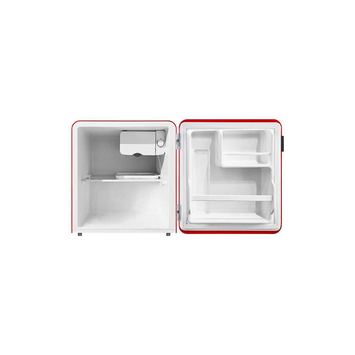 Un mini frigorífico rojo abierto con interior blanco, estantes y un pequeño congelador.
