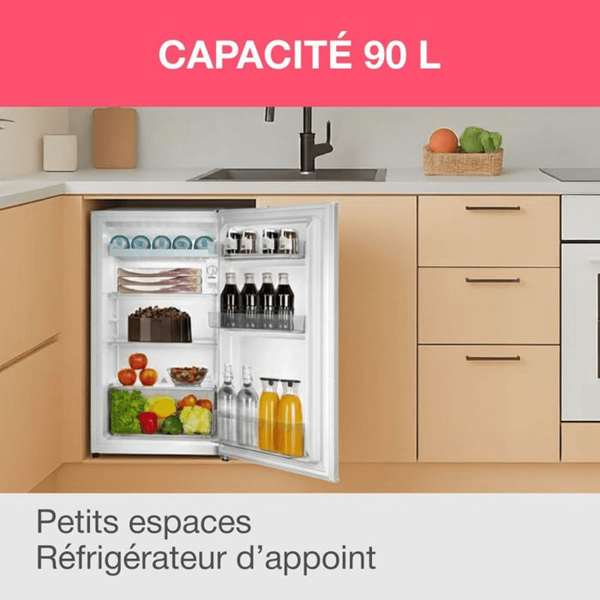 Pequeño refrigerador bajo encimera de 90L abierto en cocina.