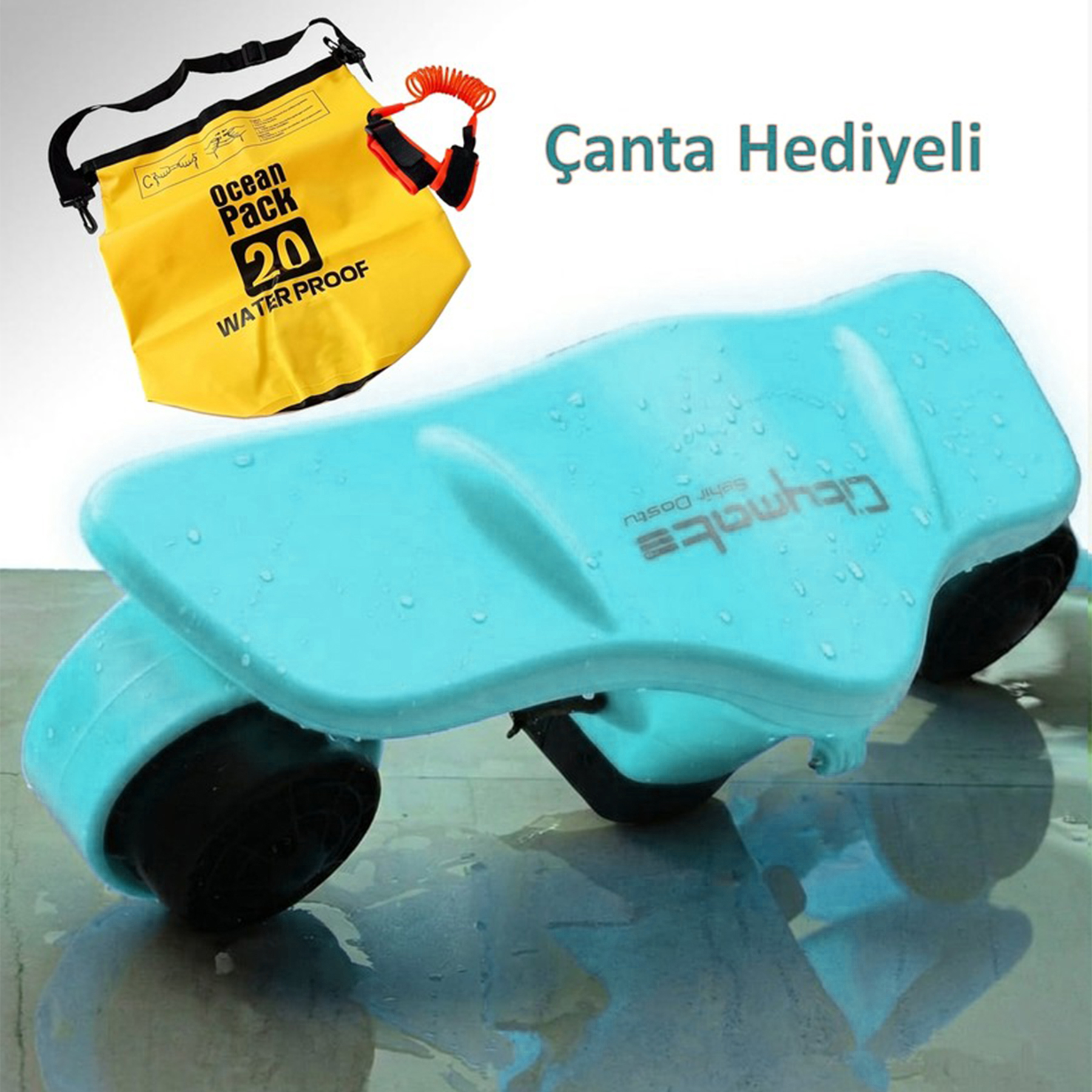 Islak zeminde siyah tekerlekli turkuaz denge tahtası ve yanında sarı Ocean Pack su geçirmez çanta.