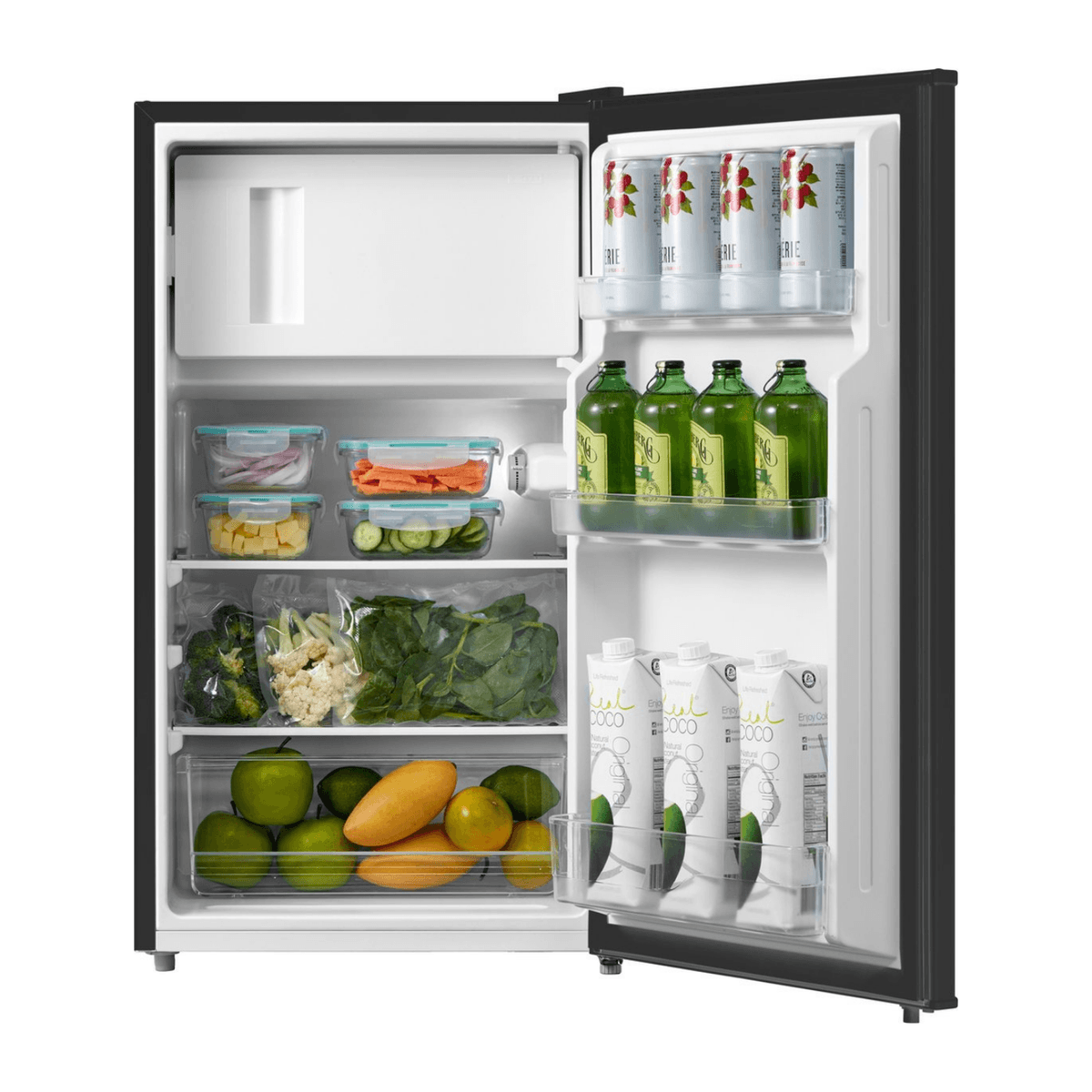 Un mini refrigerador negro abierto lleno de recipientes de comida, verduras frescas, fruta, botellas y cartones.