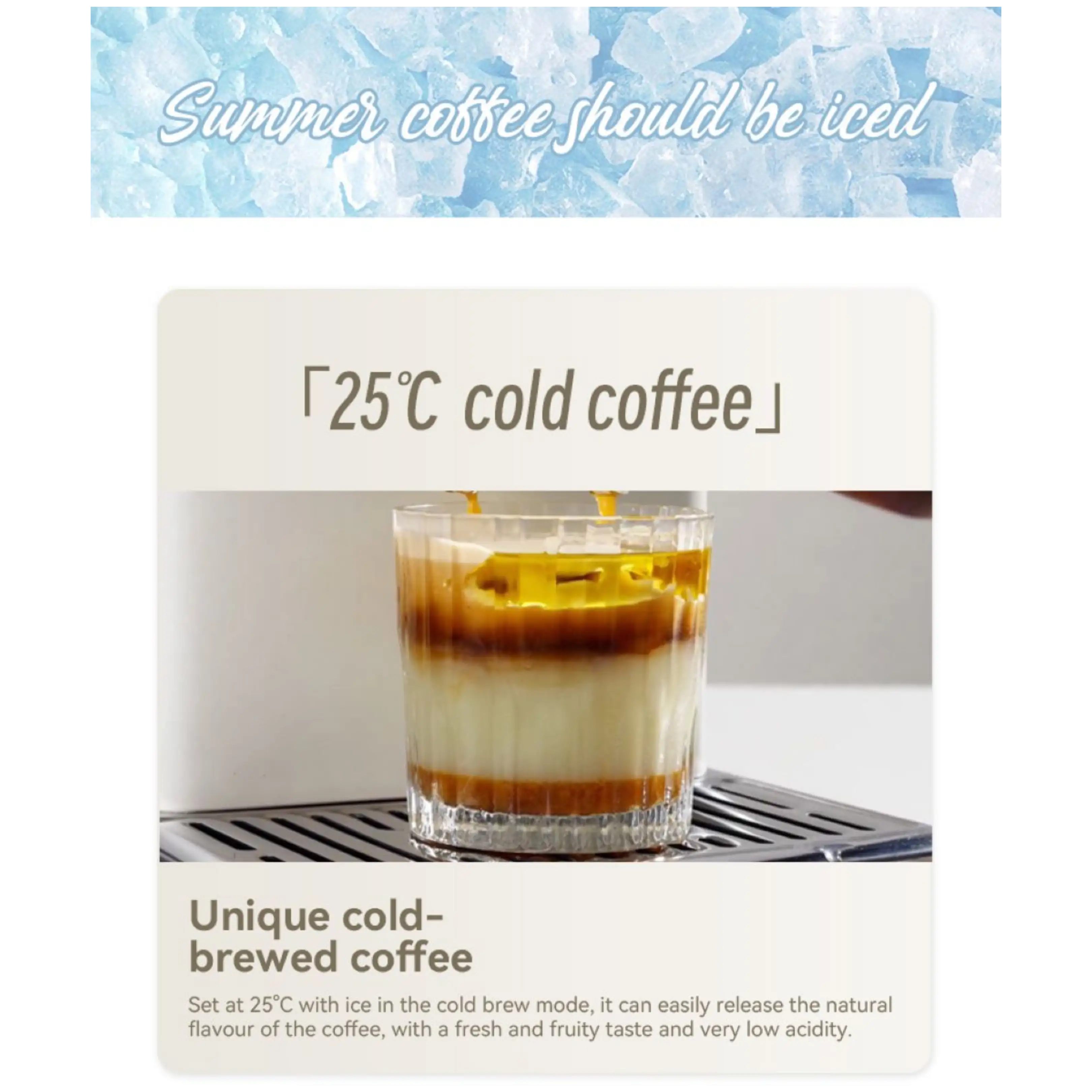 Un bicchiere di caffè freddo a strati su una macchina con testo sul caffè estivo.