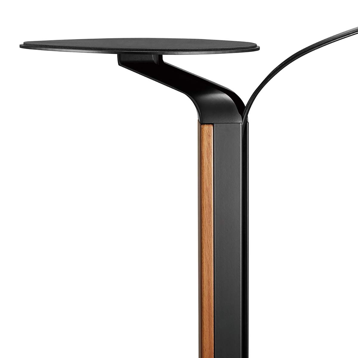 Eine schwarze Lampe mit Holzakzent und kleiner Ablage.