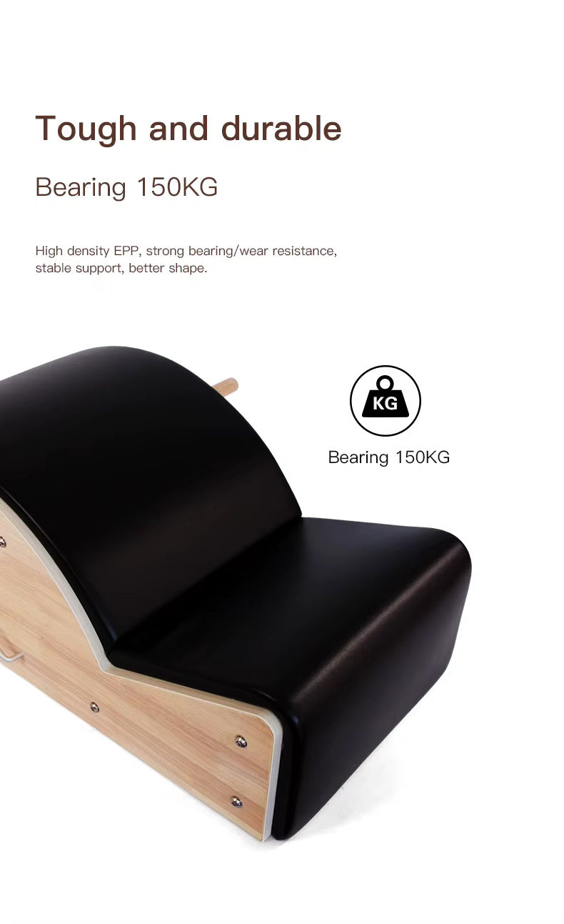 Robusto arco de Pilates con acolchado negro y estructura de madera, soporta hasta 150 kg.