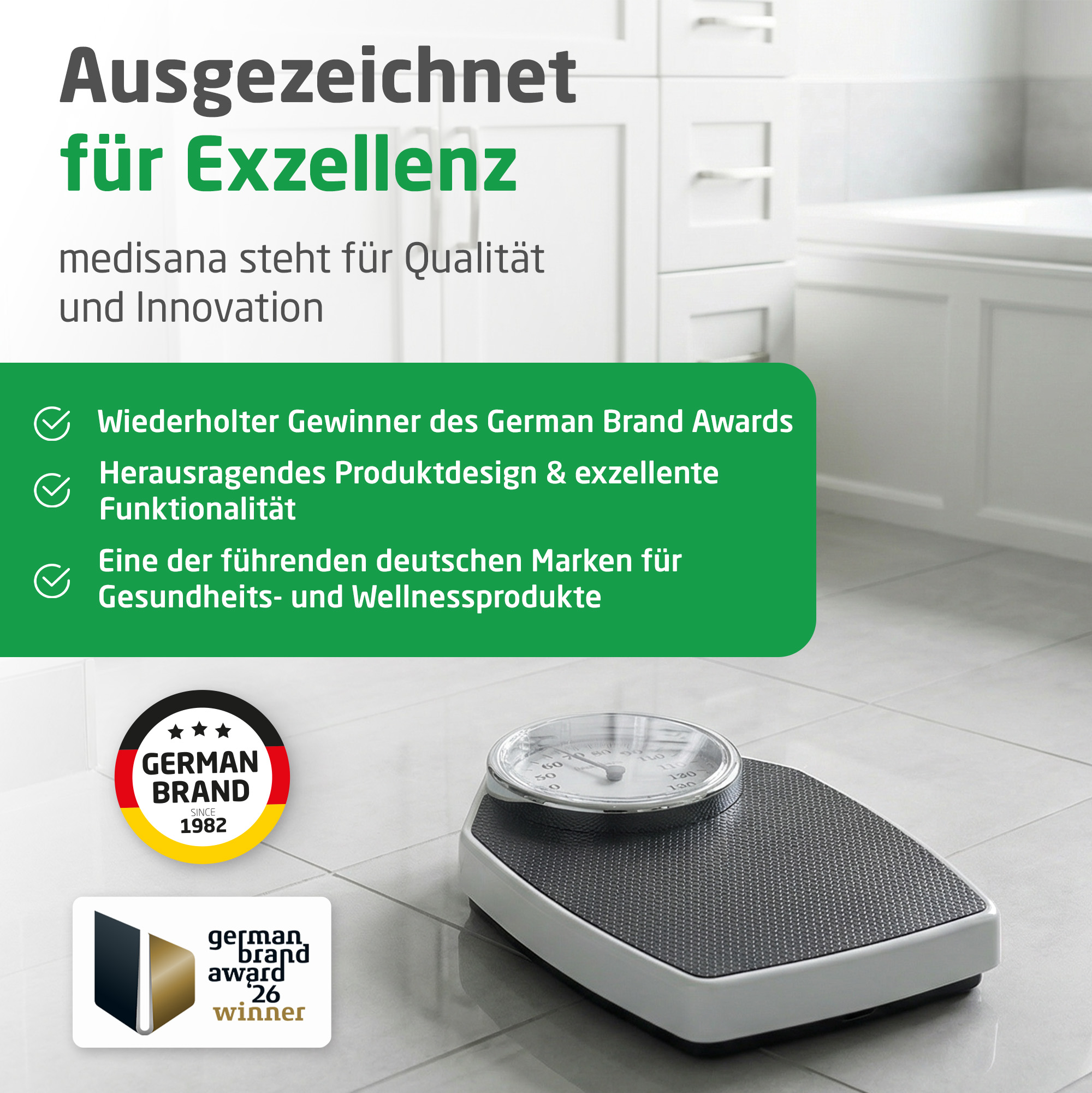 Una bilancia pesapersone analogica su piastrelle grigie con testo in tedesco e loghi German Brand Award.