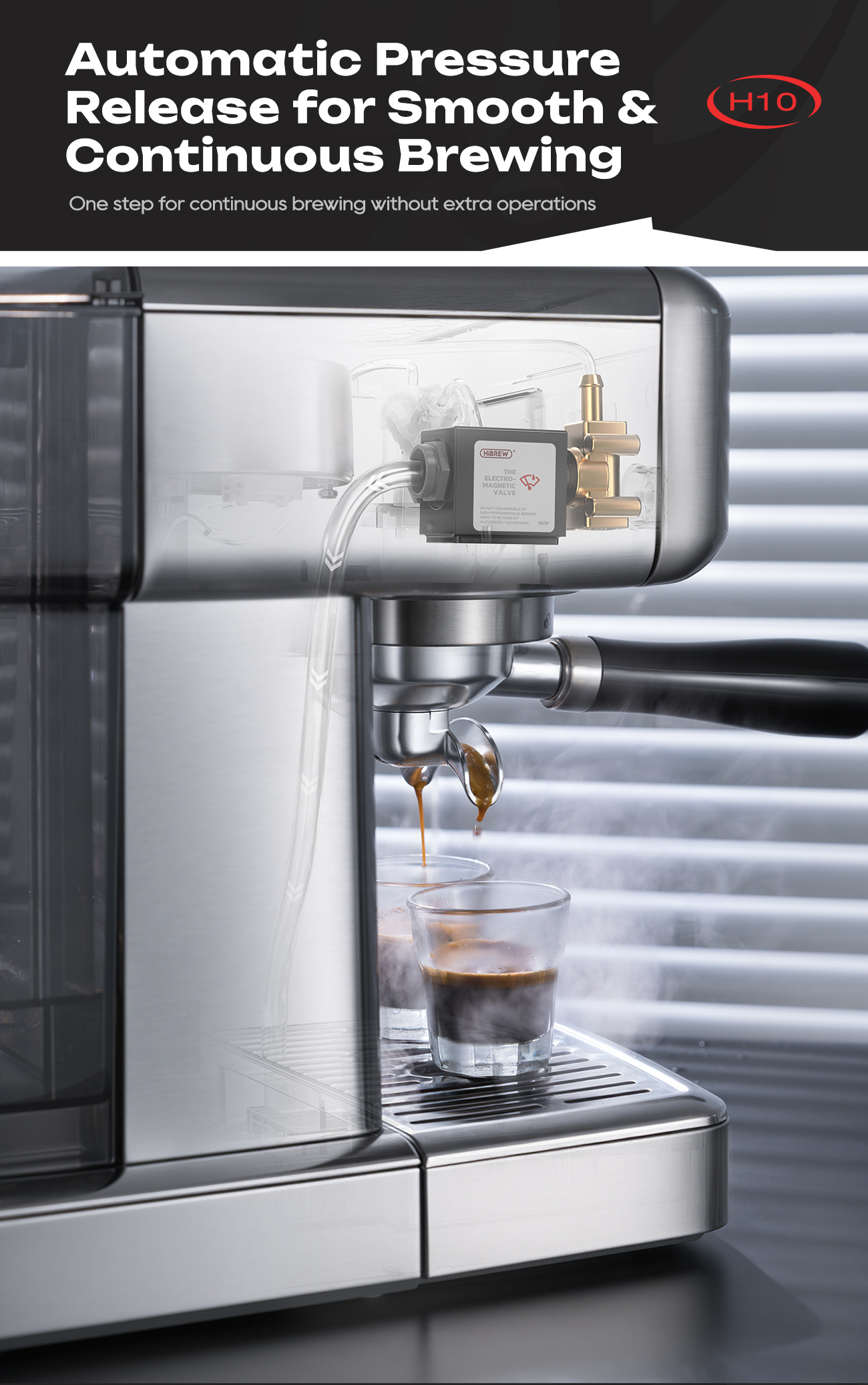 Cafetera de acero inoxidable prepara café en dos tazas de vidrio, mostrando su válvula magnética.